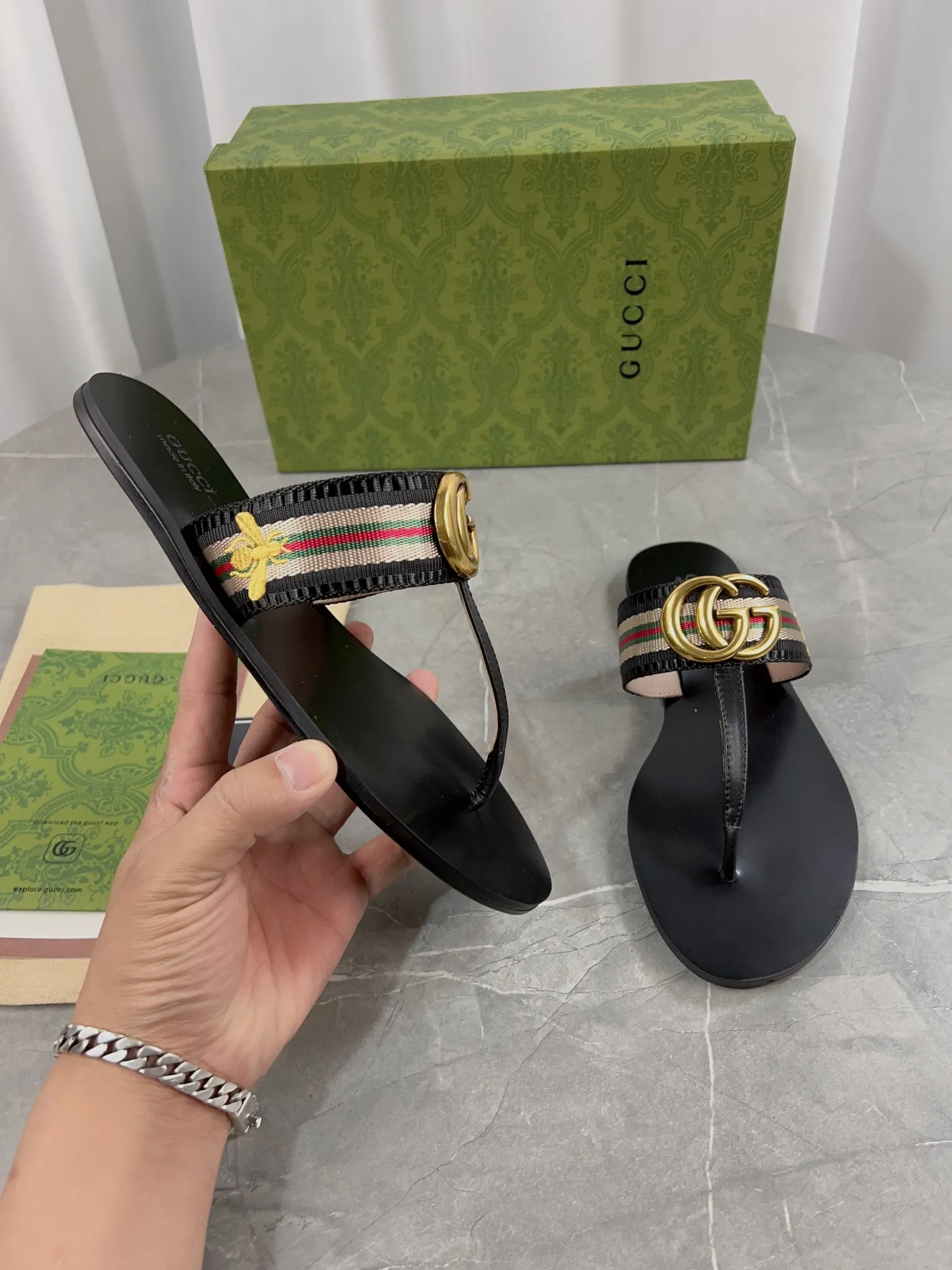 特批：💰💰130 升级版【Gucci】古琦双G扣织带方头平底拖鞋，贸易公司订单，面料小牛皮，内里羊皮👮小蜜蜂大底超好看实物比鞋子好看1⃣0⃣0⃣倍[呲牙]Gucc早春经典爆款T字平底夹脚人字拖鞋🌼专柜原版复刻1:1制作，G家标志性进口牛皮鞋面搭配原版五金双G金属装饰，实物要比照片好看1⃣百倍，内里采用丝滑山羊皮💦夏季必备凉拖鞋，真正的独家开大底，拒绝敷衍。现货现货正码35-42(43 44 45定做，满足一切需求[偷笑])