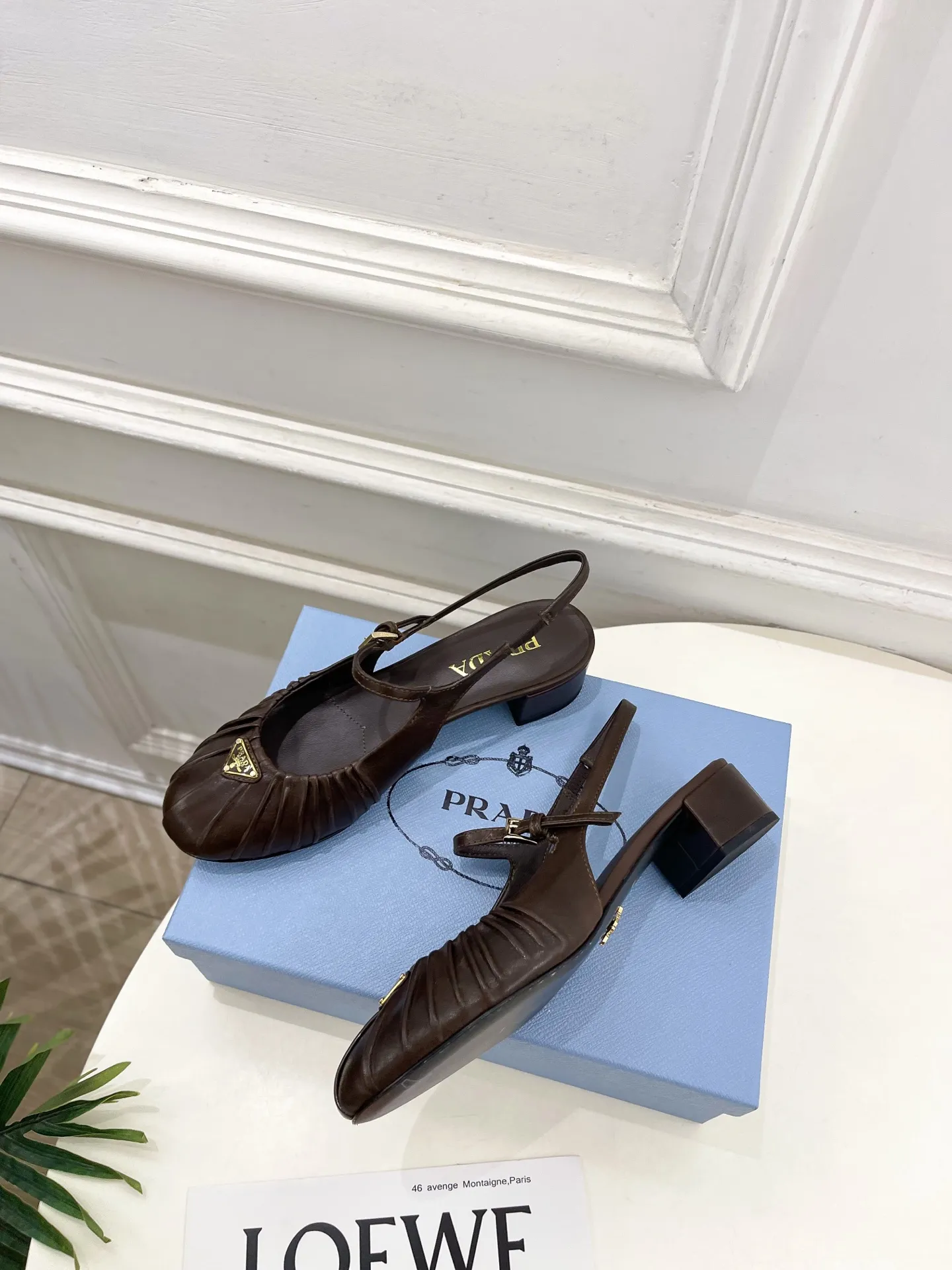 PRADA 普拉达 26𝐬𝐬 🌈2026早春新款 专柜走秀款 经典三角标褶皱玛丽珍后空凉鞋系列〰 ◽鞋面:高定制羊皮 ◽️ 内里:进口水染羊皮 ◽大底:原版进口真皮大底 ◽️ 跟高:3.5cm ◽鞋码: 35-39(40、41定做不退换) ◽出厂价:💰310(下单注明:飞机盒➕10)