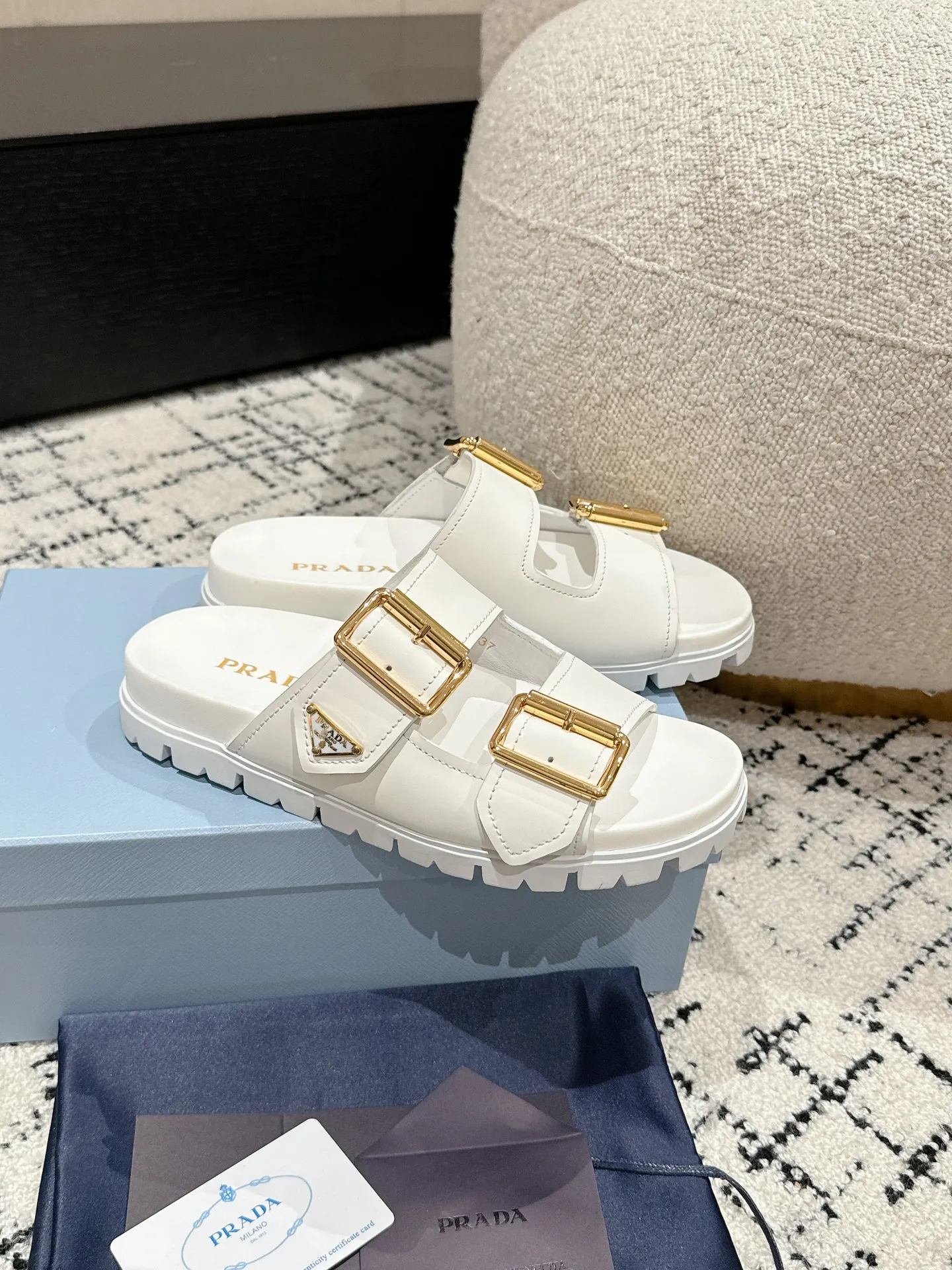💰230男+10 #情侣款 Prada 普拉达 24/新款牛皮厚底拖鞋 Prada这款厚底拖鞋今年非常🔥爆，穿上（增高）休闲两不误，清爽的表现足以表达对鞋子的个个细节的把控。 ✔️面料：进口牛皮 ✔️内里：牛皮 ✔️码数：35-45（女40男45订做不退换）