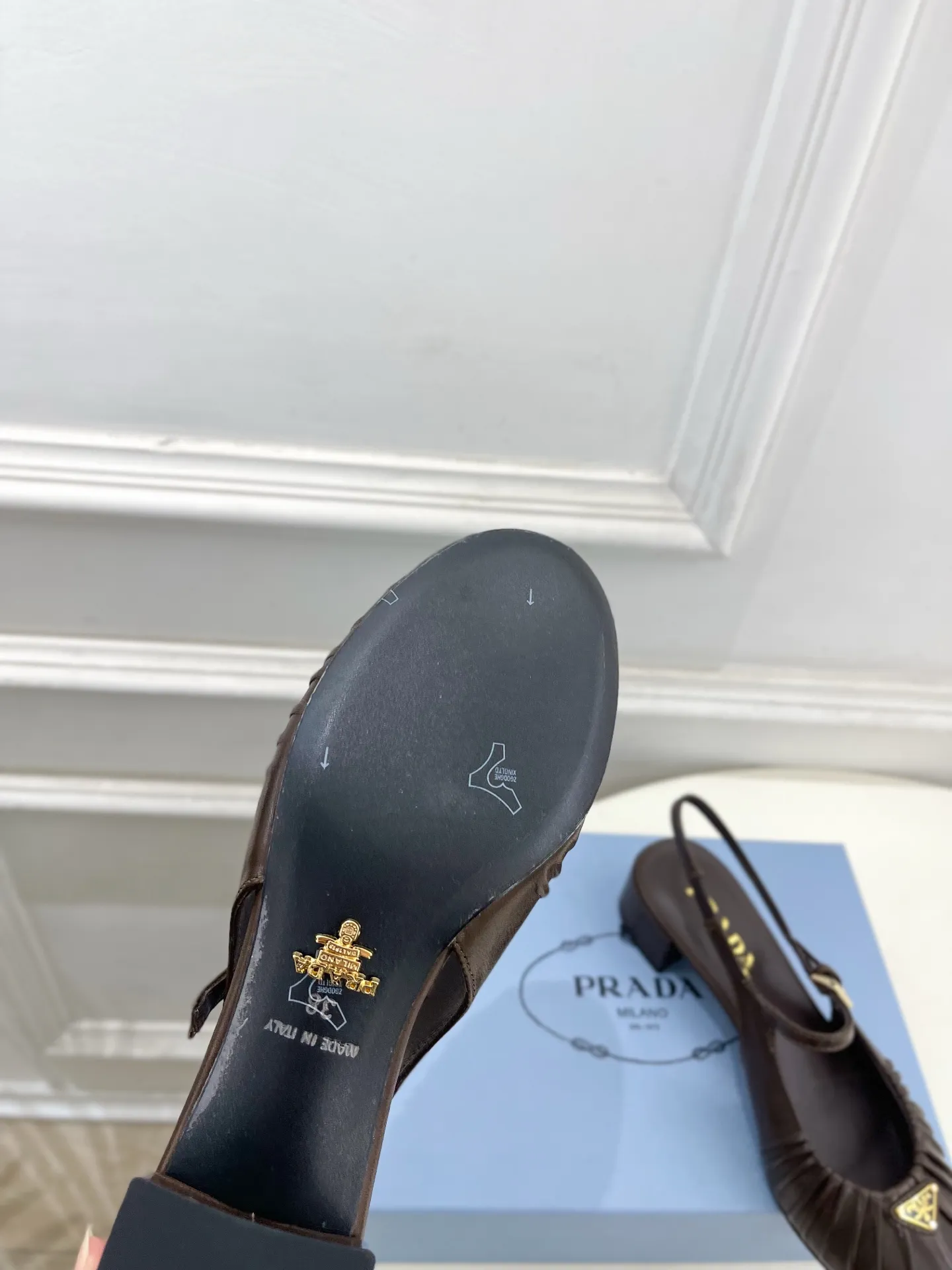 PRADA 普拉达 26𝐬𝐬 🌈2026早春新款 专柜走秀款 经典三角标褶皱玛丽珍后空凉鞋系列〰 ◽鞋面：高定制羊皮 ◽️ 内里：进口水染羊皮 ◽大底：原版进口真皮大底 ◽️ 跟高：3.5cm ◽鞋码: 35-39（40、41定做不退换） ◽出厂价：💰310（下单注明：飞机盒➕10）