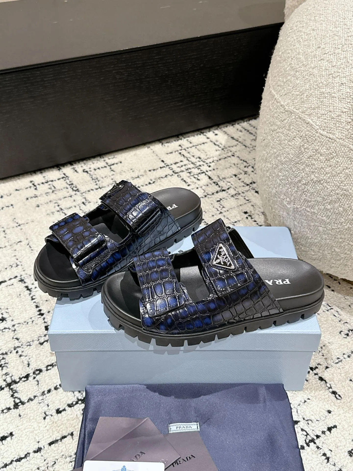 💰230男+10 #情侣款 Prada 普拉达 24/新款牛皮厚底拖鞋 Prada这款厚底拖鞋今年非常🔥爆,穿上(增高)休闲两不误,清爽的表现足以表达对鞋子的个个细节的把控。 ✔️面料:进口牛皮 ✔️内里:牛皮 ✔️码数:35-45(女40男45订做不退换)