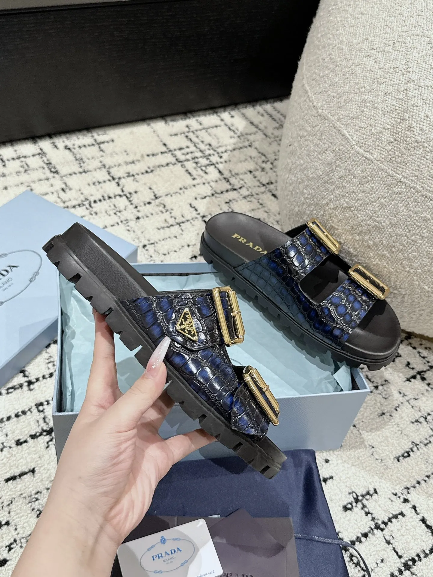 💰230男+10 #情侣款 Prada 普拉达 24/新款牛皮厚底拖鞋 Prada这款厚底拖鞋今年非常🔥爆,穿上(增高)休闲两不误,清爽的表现足以表达对鞋子的个个细节的把控。 ✔️面料:进口牛皮 ✔️内里:牛皮 ✔️码数:35-45(女40男45订做不退换)
