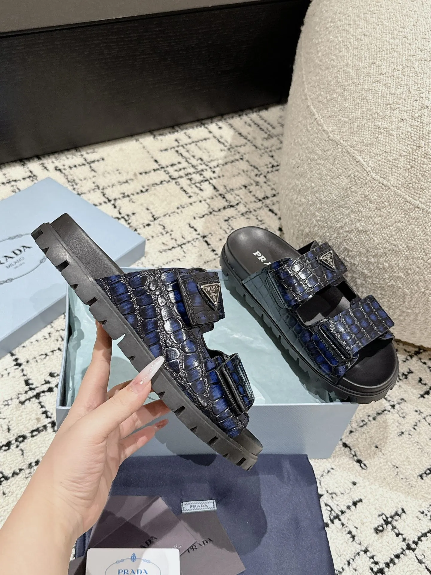 💰230男+10 #情侣款 Prada 普拉达 24/新款牛皮厚底拖鞋 Prada这款厚底拖鞋今年非常🔥爆，穿上（增高）休闲两不误，清爽的表现足以表达对鞋子的个个细节的把控。 ✔️面料：进口牛皮 ✔️内里：牛皮 ✔️码数：35-45（女40男45订做不退换）
