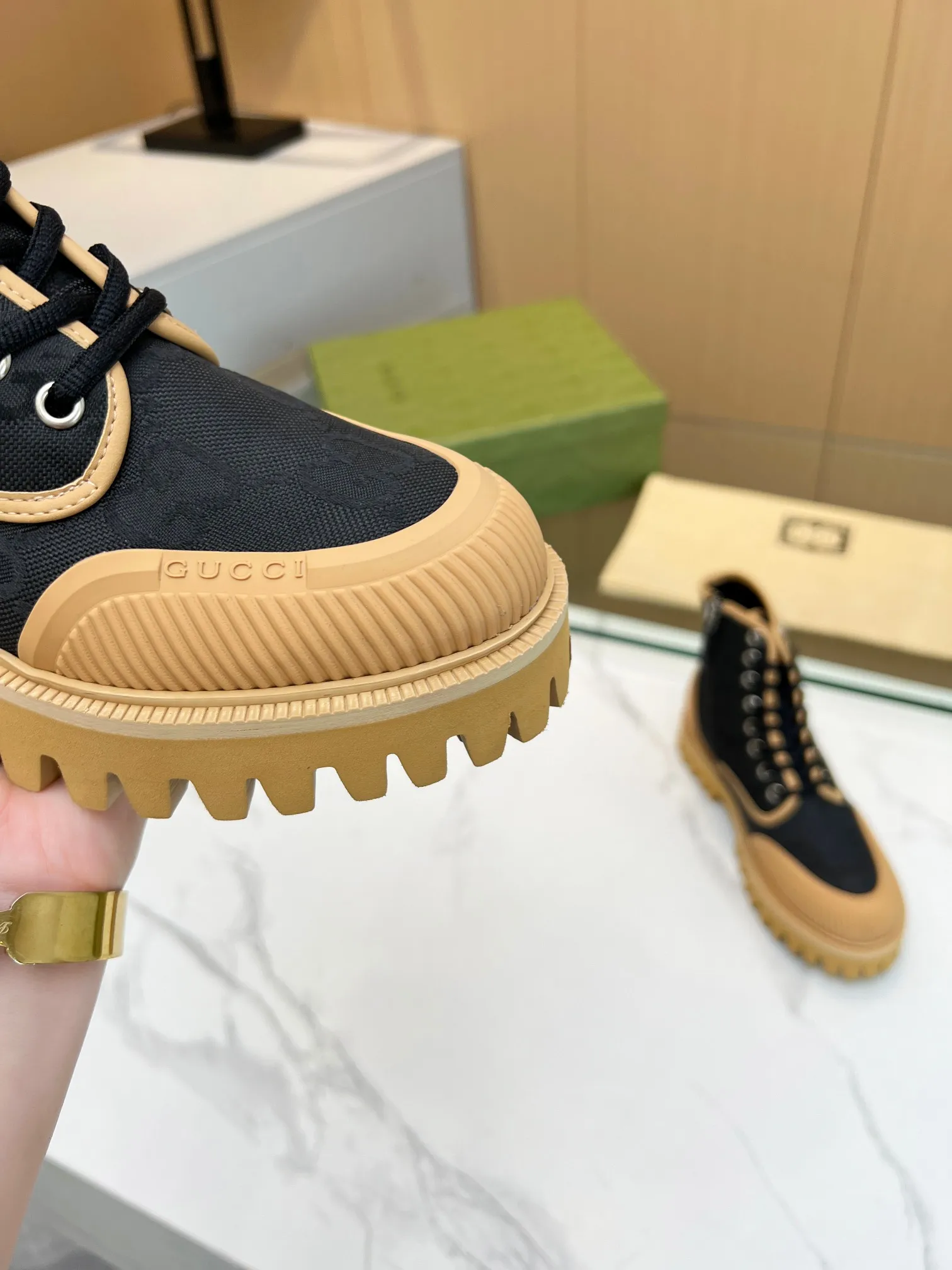 ❤️P250💰 男款+10 2023Gucci帆布裸靴鞋，一比一复刻。适合秋冬款。打造属于完美的风格炸街款又酷又飒 C位时髦穿搭 带复古加未来感经典鞋 超耐看。 原版倒模楦型，进口高端织针提花布呈现出精致质感！大底原版开模EVA发泡耐磨底+前后包头。上脚轻松舒适。 码数:女35-41 男39-46＃