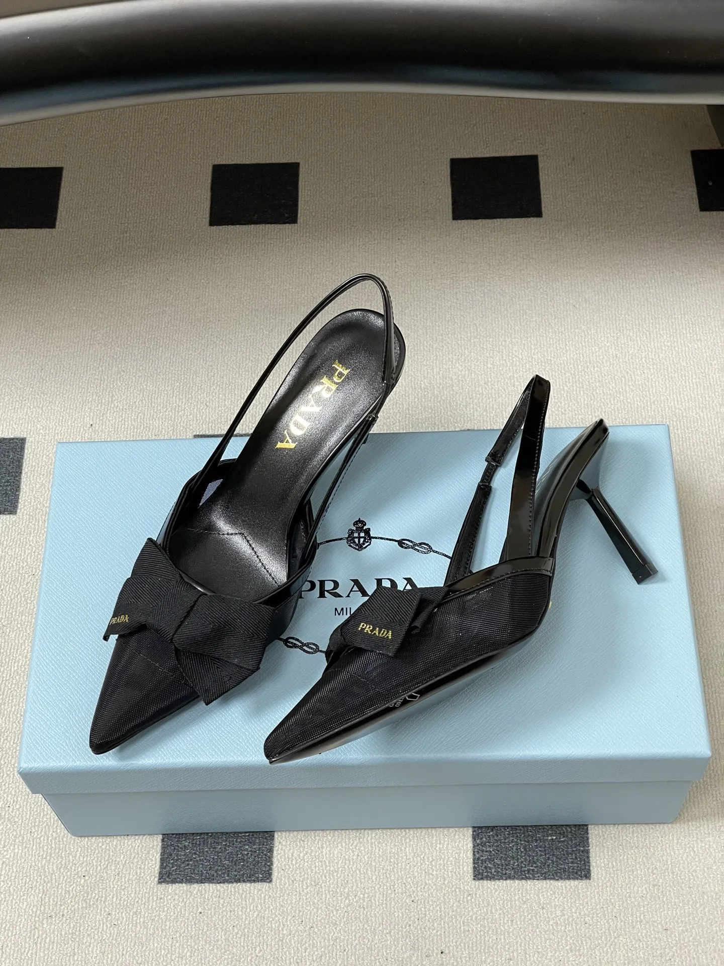 p260- 26Fw春夏新款Prada普拉达 蝴蝶结尖头细高跟后空凉鞋网眼后饰带高跟鞋透气网面凉鞋 绝美尖头跟鞋 时尚界久违的极简之美 经典时尚配色 毫不费力的优雅风来袭 时髦 精致 绝美 包头尖头 外穿时尚气质简约新款日常拖鞋美出高级感拖鞋这款上脚超好而且可以拉长腿型. 这款蝴蝶结高跟鞋呈现柔美廓形,优雅的当代风格细节尽显活力。尖头露跟设计,搭配几何形鞋跟和皮革三角形徽标,轻薄填充塑造三维效果,彰显摩登气息。 鞋面:原版定制网纱 内里垫脚:羊皮 跟高:7.5cm 鞋底:意大利真皮大底 码数:35-39(34.40.41定做不退换)
