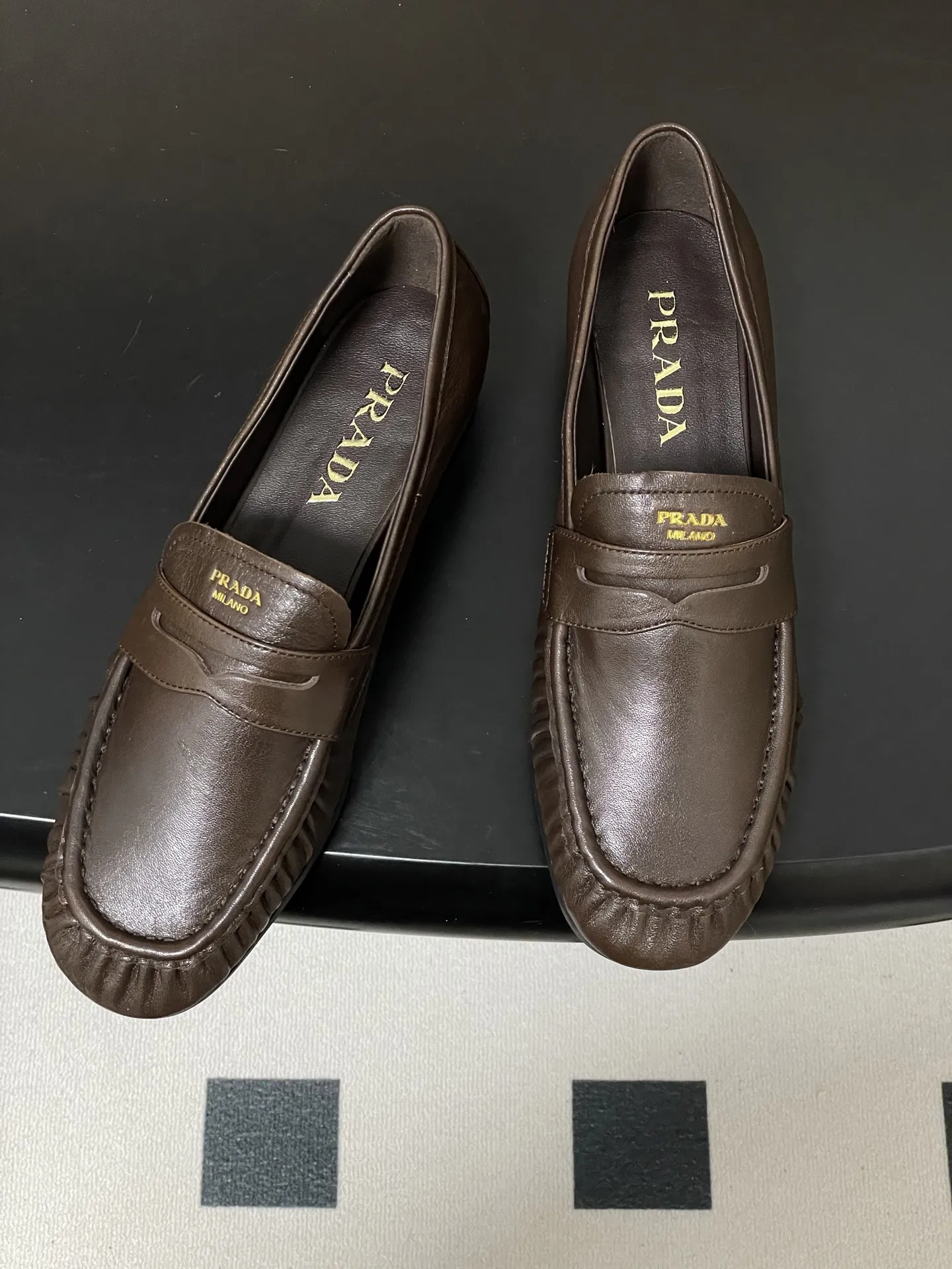 p310- 26Fw早春新款 Prada普拉达 褶皱一脚蹬乐福鞋老钱风麂皮单鞋 这款褶饰乐福鞋,选用优质皮革,柔软又耐用,鞋面褶皱设计超有辨识度!经典圆头+平底,日常通勤,休闲都能轻松驾驭。内衬和鞋垫都有PRADA标志,细节满分,低调又高级。百搭属性,无论牛仔裤还是裙装都能轻松hold住,是实用与时尚兼具的必备单品! 鞋面:油蜡小牛皮/高丝光牛反绒 内里垫脚:羊皮 鞋底:开模橡胶大底 码数:35-39(40.41定做不退换)