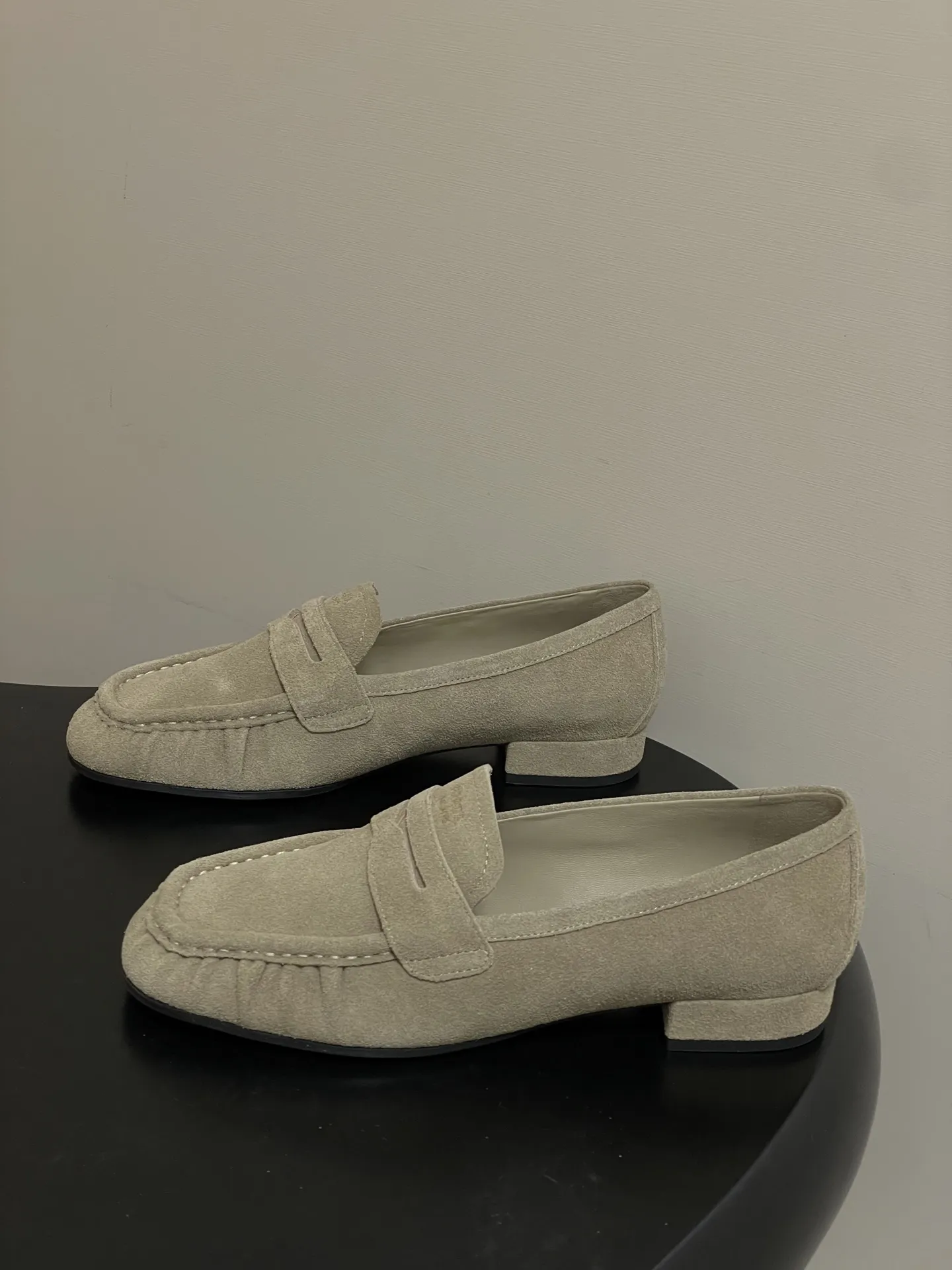 p310- 26Fw早春新款 Prada普拉达 褶皱一脚蹬乐福鞋老钱风麂皮单鞋 这款褶饰乐福鞋，选用优质皮革，柔软又耐用，鞋面褶皱设计超有辨识度!经典圆头+平底，日常通勤，休闲都能轻松驾驭。内衬和鞋垫都有PRADA标志，细节满分，低调又高级。百搭属性，无论牛仔裤还是裙装都能轻松hold住，是实用与时尚兼具的必备单品! 鞋面：油蜡小牛皮/高丝光牛反绒 内里垫脚：羊皮 鞋底：开模橡胶大底 码数：35-39（40.41定做不退换）