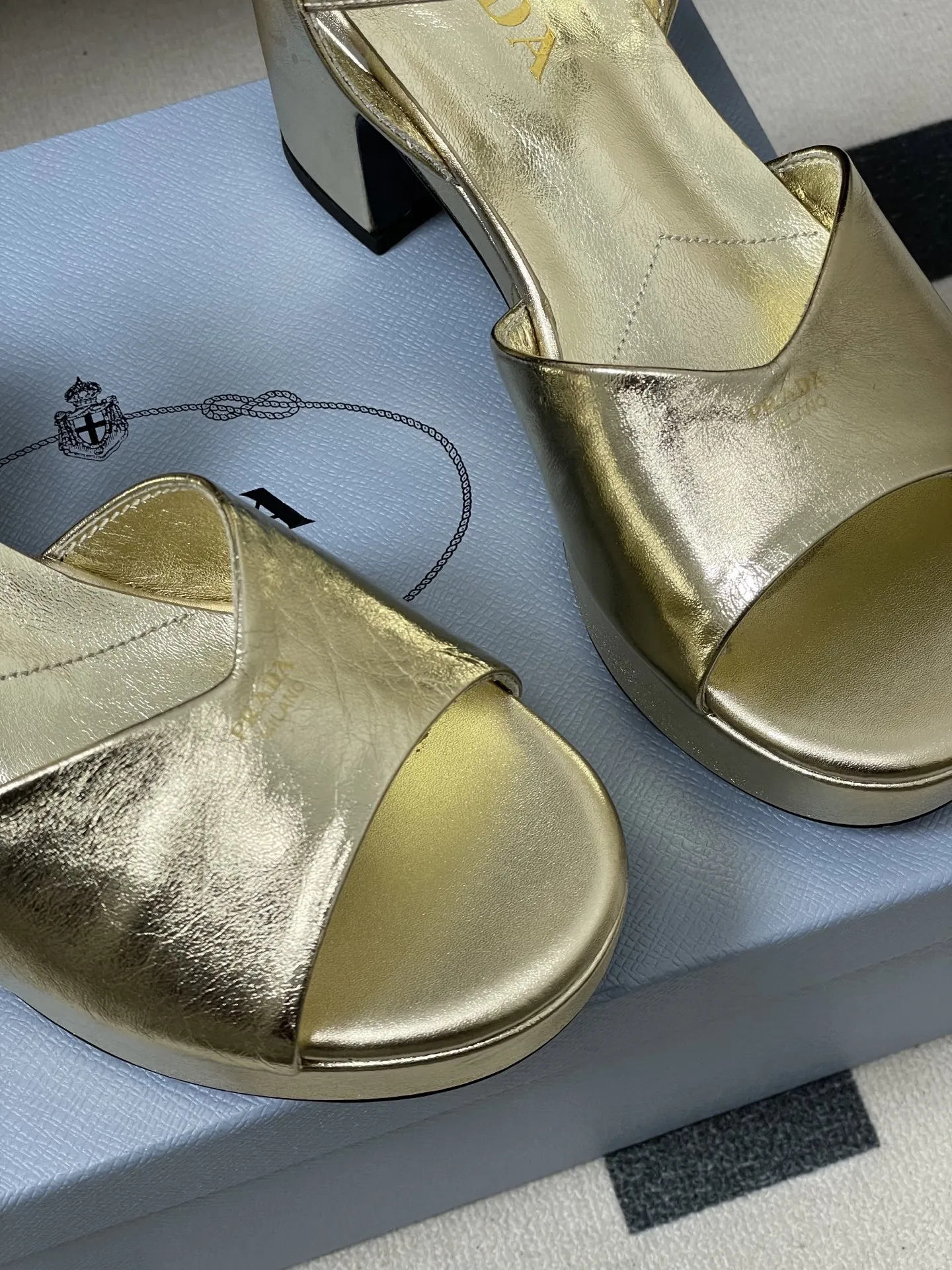 p310-顶级品质 26Aw春夏新款Prada 普拉达走秀款 鱼嘴露趾防水台高跟鞋复古老钱风露跟凉鞋 以90年代的复古凉鞋为灵感，鞋面采用交叉带设计，线条流畅利落，既修饰脚型又自带优雅氛围，是打造&ldquo;老钱风&rdquo;的核心单品。 露跟设计在保留优雅感的同时增添了轻盈与透气感，适配春夏季节或室内场合，也让复古鞋型更具实穿性。采用粗跟设计，在保证优雅感的同时提升了行走稳定性，解决了&ldquo;好看的鞋不好走&rdquo;的痛点。 鞋面：定制羊猄皮/贴膜羊皮 内里垫脚：羊皮 鞋底：意大利注塑真皮大底 跟高：8cm 码数：35-39（40.41.42定做不退换）