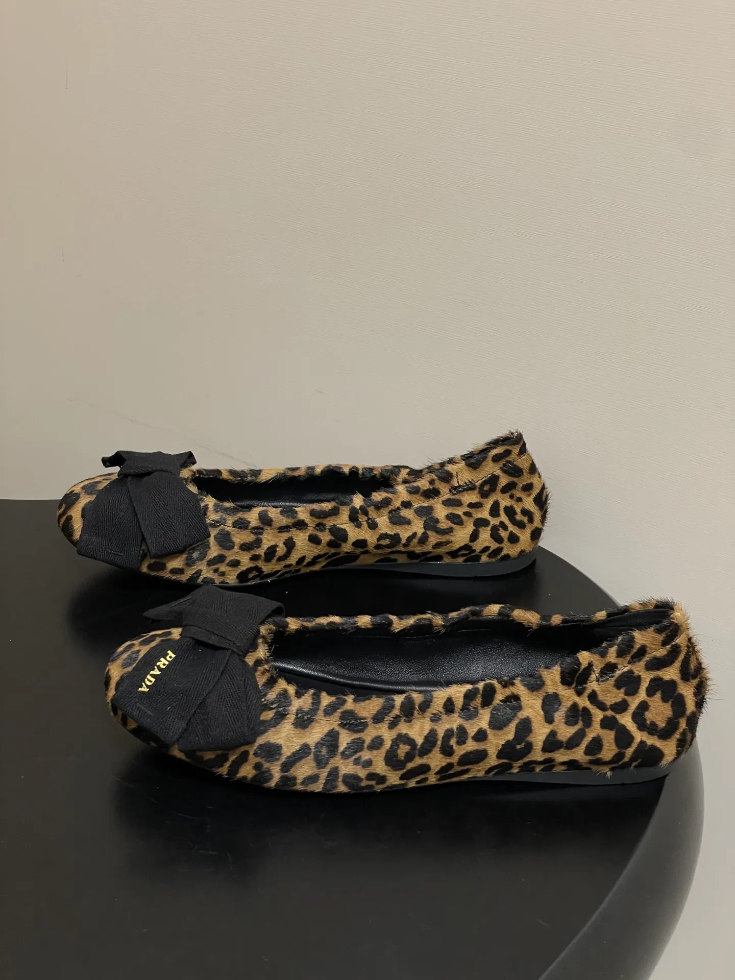 p310-顶级品质（配高档飞机盒✈️） 26Ss早春新款Prada普拉达 法式大蝴蝶结芭蕾舞鞋褶皱玛丽珍单鞋超软超舒服平底船鞋 这款蝴蝶结芭蕾舞鞋，柔软细腻，黑色蝴蝶结点缀，法式优雅复古感满满。鞋型贴合脚部，松紧口设计，穿着舒适不勒脚，适合长时间行走。金色光泽在光线下超吸睛，无论裙装还是裤装都能轻松驾驭，日常或正式场合都很出彩。鞋底轻便，兼具美观与实用，是芭蕾舞鞋爱好者的理想选择！鞋面的褶皱设计很软乎，踩上去像踩在云朵上，暴走一天也不累脚，配裤子慵懒松弛，配裙子又成了甜系公主，一鞋多搭太香了～ 5毫米一体式鞋底，饰有热压徽标 鞋面：定制羊皮/羊猄皮/马毛/皱羊漆皮 内里垫脚：羊皮 鞋底：原版开模橡胶大底 码数：35-39（40.41定做不退换）