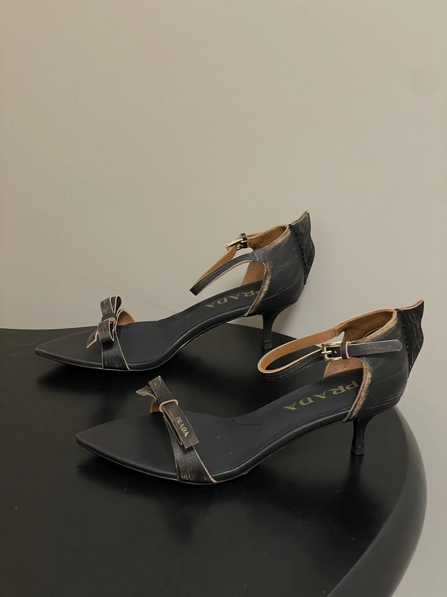 p340-顶级品质(配高档飞机盒✈️) 26Aw春夏新款Prada 普拉达走秀款尖头做旧蝴蝶结高跟凉鞋 复古老钱风露趾凉鞋 未来科技感满满 时尚界久违的极简之美 时髦又精致 日常穿出高级感 强烈的线条和大胆的细节将象征女性魅力的高跟鞋转变为独特而非传统的设计。尖头廓形采用做旧皮革,具有明显的缝线和故意未完成的原始切割边缘。精致的细高跟完美呈现出此款鞋履的多面风格。 选用优质皮革材质,质感高级,且有做旧效果的纹理,呈现出复古又摩登的质感,工艺精细,体现品牌高端品质。细高跟设计,提升穿着者气场,同时保持了较好的稳定性,适合日常通勤或特殊场合穿着。 鞋面:做旧小牛皮 内里垫脚:羊皮 鞋底:意大利注塑真皮大底 跟高:8.5cm/5.5cm 码数:35-39(40.41.42定做不退换)