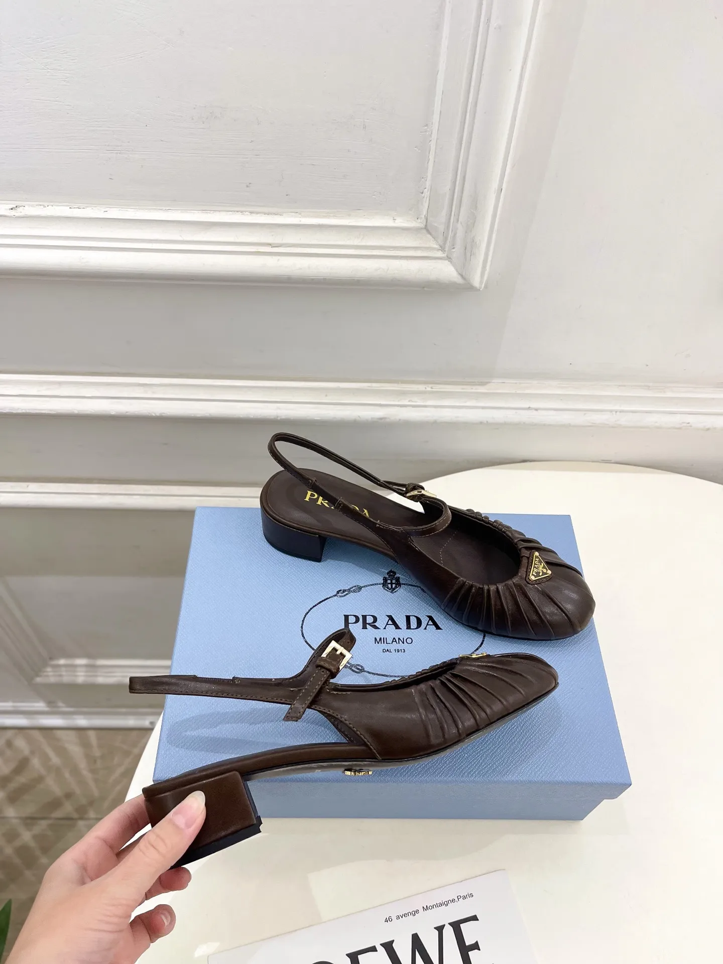 PRADA 普拉达 26𝐬𝐬 🌈2026早春新款 专柜走秀款 经典三角标褶皱玛丽珍后空凉鞋系列〰 ◽鞋面:高定制羊皮 ◽️ 内里:进口水染羊皮 ◽大底:原版进口真皮大底 ◽️ 跟高:3.5cm ◽鞋码: 35-39(40、41定做不退换) ◽出厂价:💰310(下单注明:飞机盒➕10)