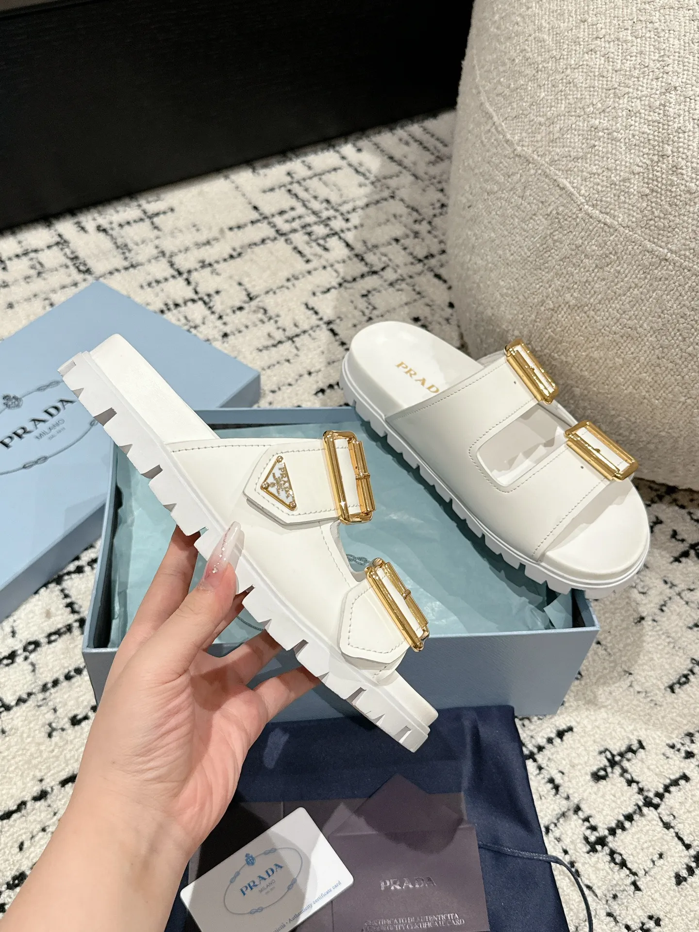 💰230男+10 #情侣款 Prada 普拉达 24/新款牛皮厚底拖鞋 Prada这款厚底拖鞋今年非常🔥爆，穿上（增高）休闲两不误，清爽的表现足以表达对鞋子的个个细节的把控。 ✔️面料：进口牛皮 ✔️内里：牛皮 ✔️码数：35-45（女40男45订做不退换）