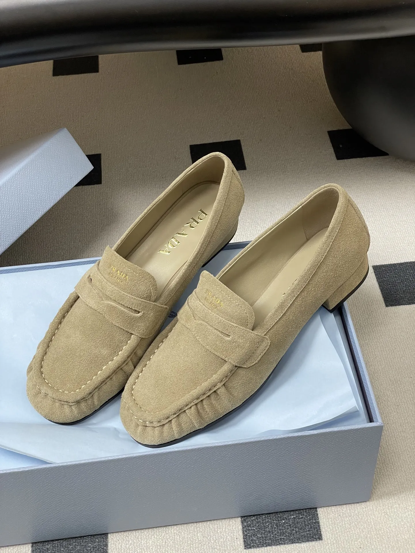 p310- 26Fw早春新款 Prada普拉达 褶皱一脚蹬乐福鞋老钱风麂皮单鞋 这款褶饰乐福鞋，选用优质皮革，柔软又耐用，鞋面褶皱设计超有辨识度!经典圆头+平底，日常通勤，休闲都能轻松驾驭。内衬和鞋垫都有PRADA标志，细节满分，低调又高级。百搭属性，无论牛仔裤还是裙装都能轻松hold住，是实用与时尚兼具的必备单品! 鞋面：油蜡小牛皮/高丝光牛反绒 内里垫脚：羊皮 鞋底：开模橡胶大底 码数：35-39（40.41定做不退换）