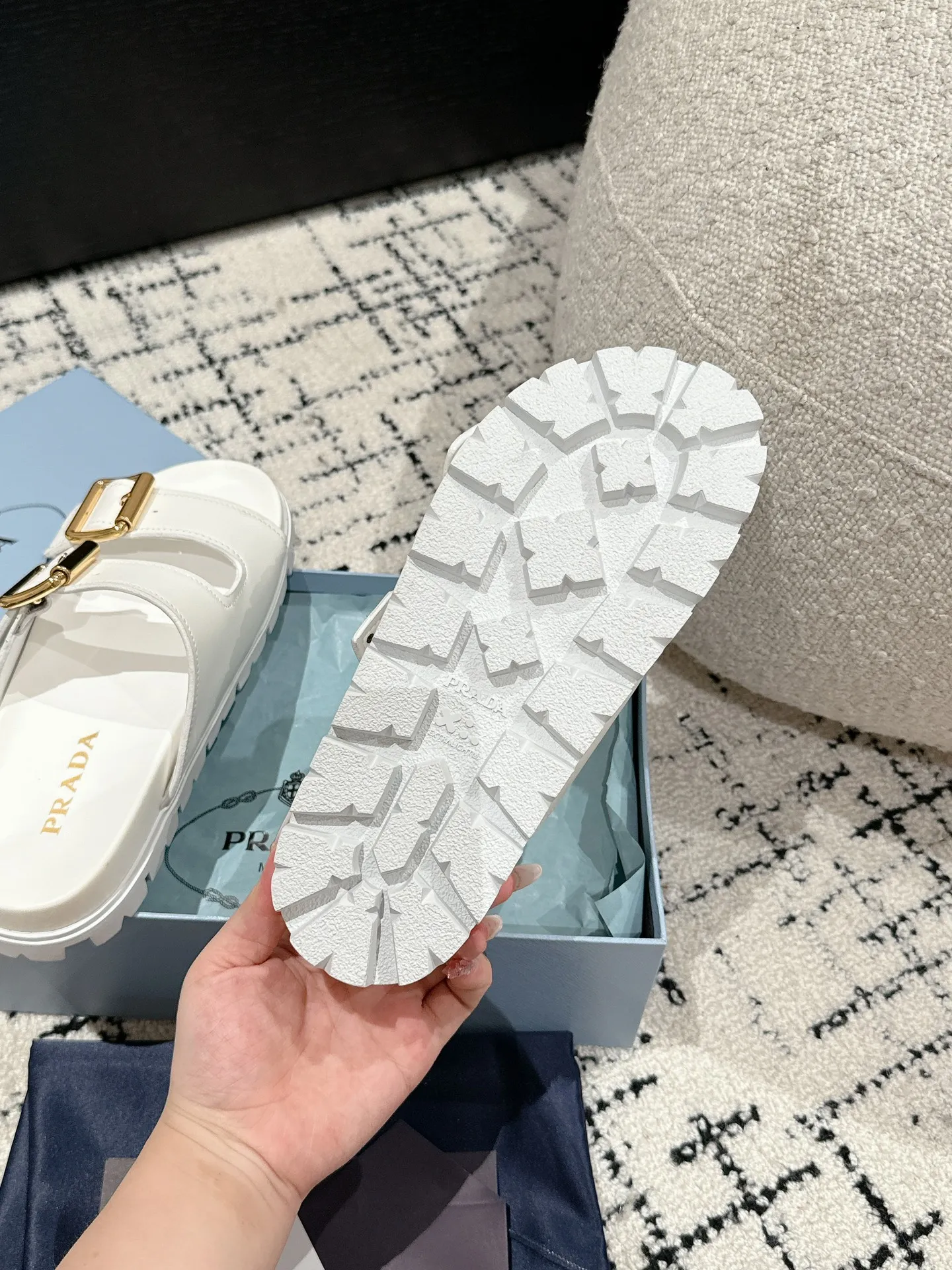 💰230男+10 #情侣款 Prada 普拉达 24/新款牛皮厚底拖鞋 Prada这款厚底拖鞋今年非常🔥爆，穿上（增高）休闲两不误，清爽的表现足以表达对鞋子的个个细节的把控。 ✔️面料：进口牛皮 ✔️内里：牛皮 ✔️码数：35-45（女40男45订做不退换）