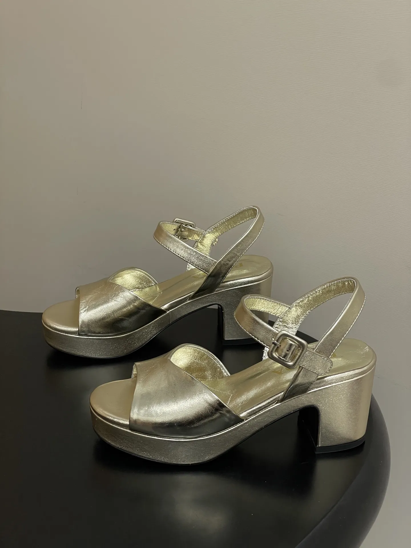 p310-顶级品质 26Aw春夏新款Prada 普拉达走秀款 鱼嘴露趾防水台高跟鞋复古老钱风露跟凉鞋 以90年代的复古凉鞋为灵感，鞋面采用交叉带设计，线条流畅利落，既修饰脚型又自带优雅氛围，是打造&ldquo;老钱风&rdquo;的核心单品。 露跟设计在保留优雅感的同时增添了轻盈与透气感，适配春夏季节或室内场合，也让复古鞋型更具实穿性。采用粗跟设计，在保证优雅感的同时提升了行走稳定性，解决了&ldquo;好看的鞋不好走&rdquo;的痛点。 鞋面：定制羊猄皮/贴膜羊皮 内里垫脚：羊皮 鞋底：意大利注塑真皮大底 跟高：8cm 码数：35-39（40.41.42定做不退换）