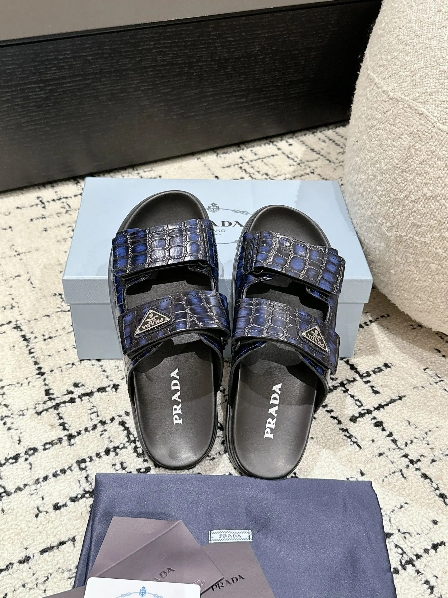 💰230男+10 #情侣款 Prada 普拉达 24/新款牛皮厚底拖鞋 Prada这款厚底拖鞋今年非常🔥爆，穿上（增高）休闲两不误，清爽的表现足以表达对鞋子的个个细节的把控。 ✔️面料：进口牛皮 ✔️内里：牛皮 ✔️码数：35-45（女40男45订做不退换）