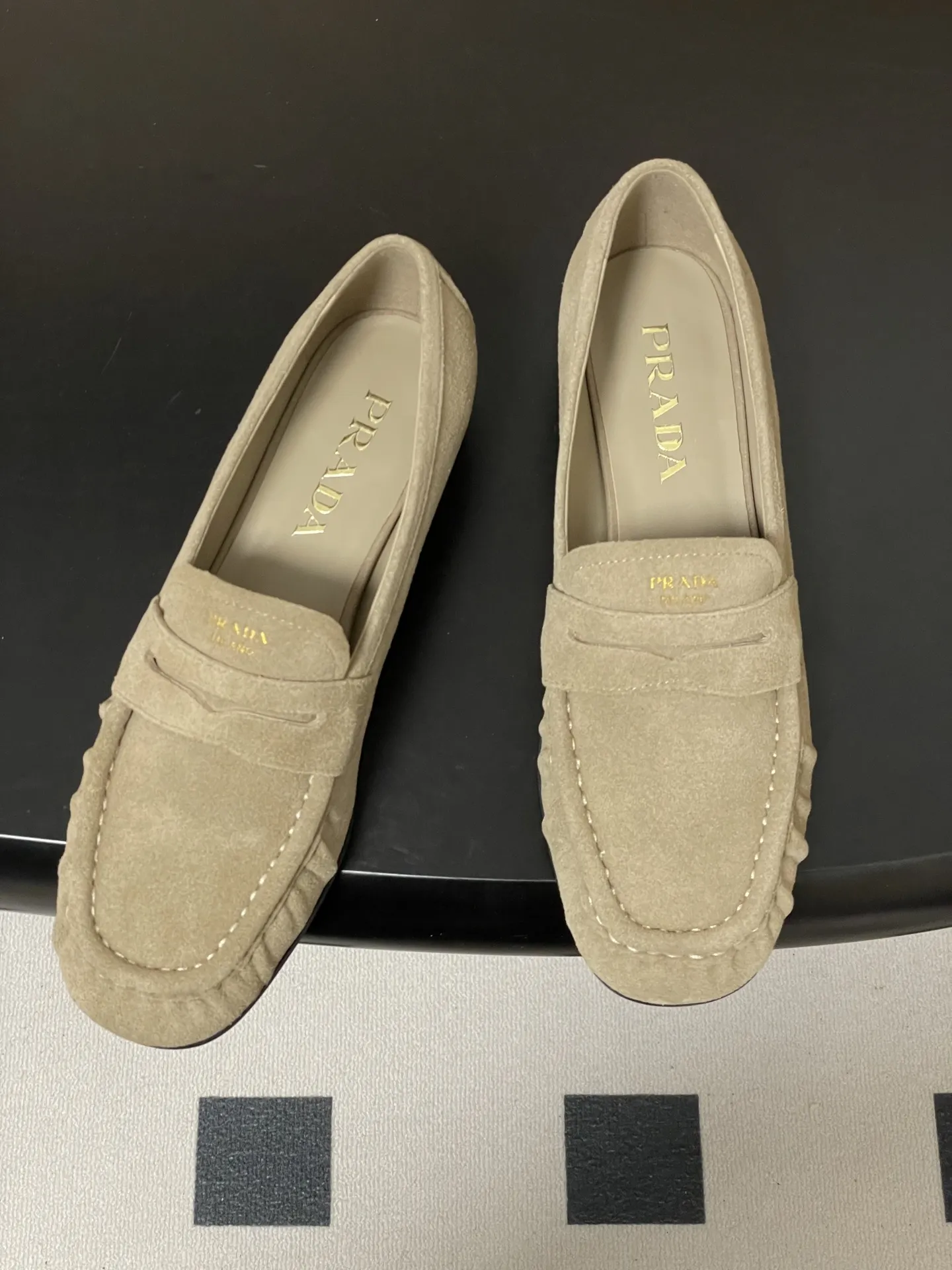 p310- 26Fw早春新款 Prada普拉达 褶皱一脚蹬乐福鞋老钱风麂皮单鞋 这款褶饰乐福鞋,选用优质皮革,柔软又耐用,鞋面褶皱设计超有辨识度!经典圆头+平底,日常通勤,休闲都能轻松驾驭。内衬和鞋垫都有PRADA标志,细节满分,低调又高级。百搭属性,无论牛仔裤还是裙装都能轻松hold住,是实用与时尚兼具的必备单品! 鞋面:油蜡小牛皮/高丝光牛反绒 内里垫脚:羊皮 鞋底:开模橡胶大底 码数:35-39(40.41定做不退换)