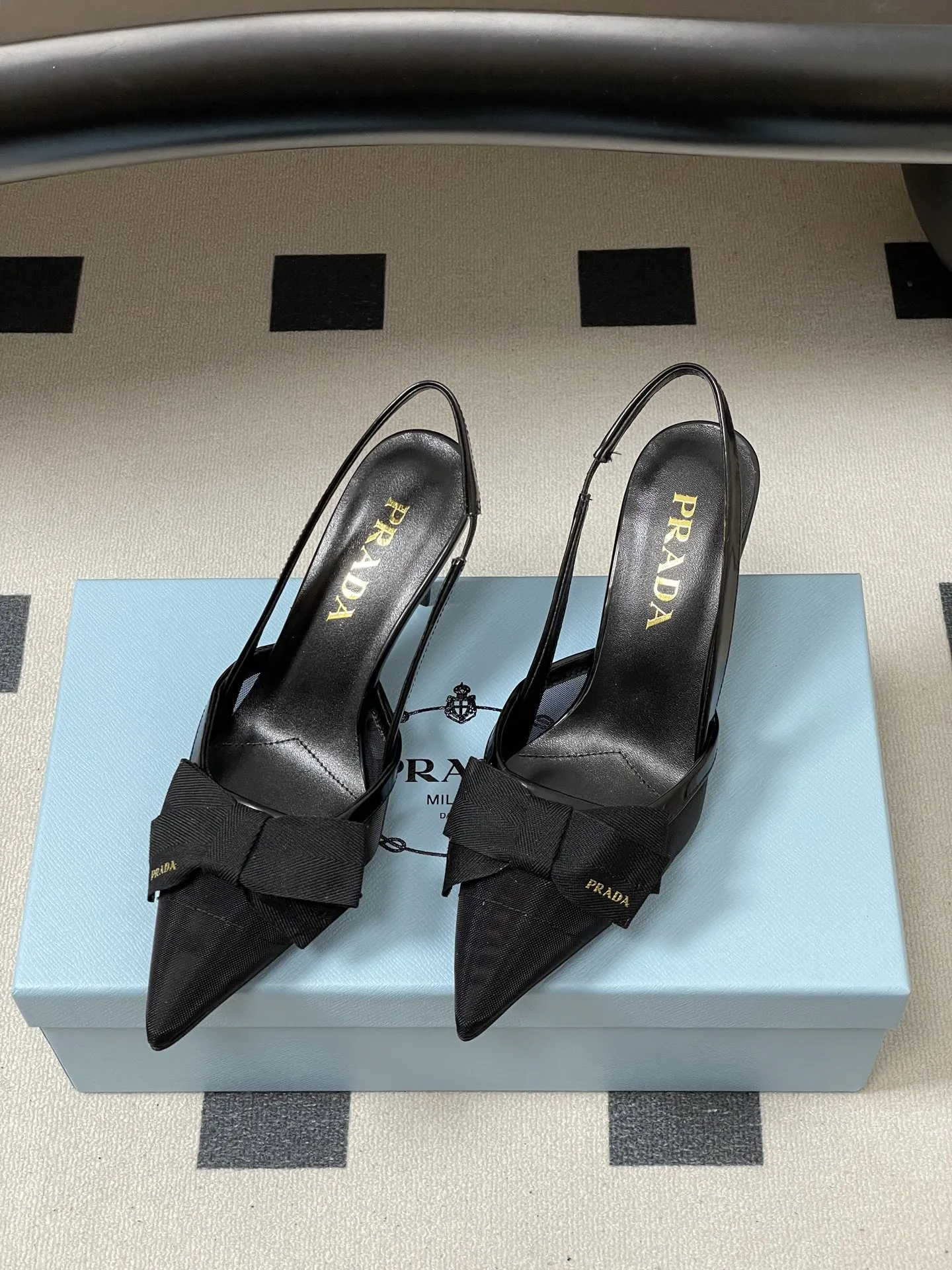 p260- 26Fw春夏新款Prada普拉达 蝴蝶结尖头细高跟后空凉鞋网眼后饰带高跟鞋透气网面凉鞋 绝美尖头跟鞋 时尚界久违的极简之美 经典时尚配色 毫不费力的优雅风来袭 时髦 精致 绝美 包头尖头 外穿时尚气质简约新款日常拖鞋美出高级感拖鞋这款上脚超好而且可以拉长腿型. 这款蝴蝶结高跟鞋呈现柔美廓形,优雅的当代风格细节尽显活力。尖头露跟设计,搭配几何形鞋跟和皮革三角形徽标,轻薄填充塑造三维效果,彰显摩登气息。 鞋面:原版定制网纱 内里垫脚:羊皮 跟高:7.5cm 鞋底:意大利真皮大底 码数:35-39(34.40.41定做不退换)
