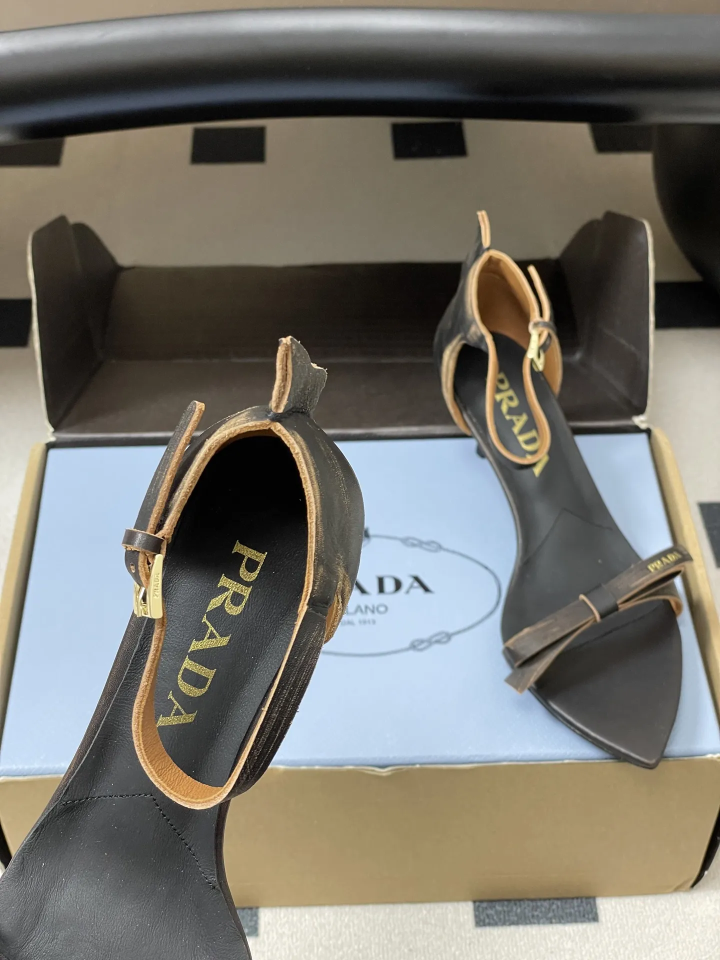 p340-顶级品质（配高档飞机盒✈️） 26Aw春夏新款Prada 普拉达走秀款尖头做旧蝴蝶结高跟凉鞋 复古老钱风露趾凉鞋 未来科技感满满 时尚界久违的极简之美 时髦又精致 日常穿出高级感 强烈的线条和大胆的细节将象征女性魅力的高跟鞋转变为独特而非传统的设计。尖头廓形采用做旧皮革，具有明显的缝线和故意未完成的原始切割边缘。精致的细高跟完美呈现出此款鞋履的多面风格。 选用优质皮革材质，质感高级，且有做旧效果的纹理，呈现出复古又摩登的质感，工艺精细，体现品牌高端品质。细高跟设计，提升穿着者气场，同时保持了较好的稳定性，适合日常通勤或特殊场合穿着。 鞋面：做旧小牛皮 内里垫脚：羊皮 鞋底：意大利注塑真皮大底 跟高：8.5cm/5.5cm 码数：35-39（40.41.42定做不退换）