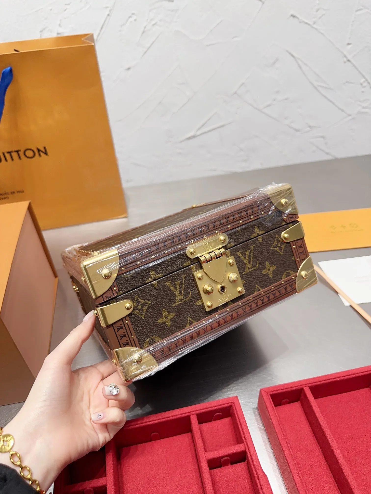 p540 种草| LV VOLT珠宝系列 不得不说，这次由路易威登珠宝艺术总监Francesca全力打造的LVVOLT系列突破了以往珠宝系列仅为女性客户设计的框架，这次的VOLT给人感觉真的又摩登又刚 还有这个粉色的首饰盒，摆在家里瞬间提升品味，功能与颜值俱佳，简直太爱了国