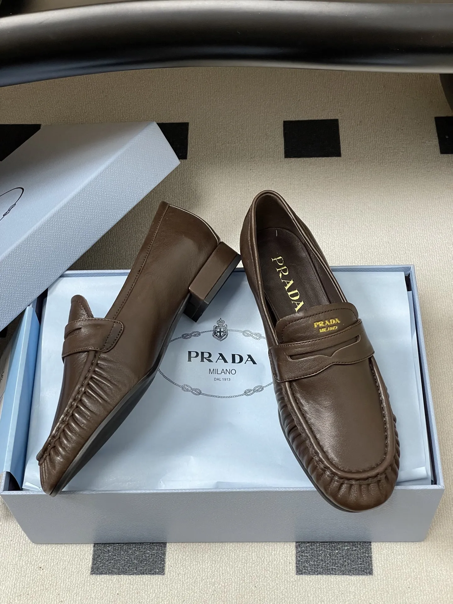 p310- 26Fw早春新款 Prada普拉达 褶皱一脚蹬乐福鞋老钱风麂皮单鞋 这款褶饰乐福鞋，选用优质皮革，柔软又耐用，鞋面褶皱设计超有辨识度!经典圆头+平底，日常通勤，休闲都能轻松驾驭。内衬和鞋垫都有PRADA标志，细节满分，低调又高级。百搭属性，无论牛仔裤还是裙装都能轻松hold住，是实用与时尚兼具的必备单品! 鞋面：油蜡小牛皮/高丝光牛反绒 内里垫脚：羊皮 鞋底：开模橡胶大底 码数：35-39（40.41定做不退换）