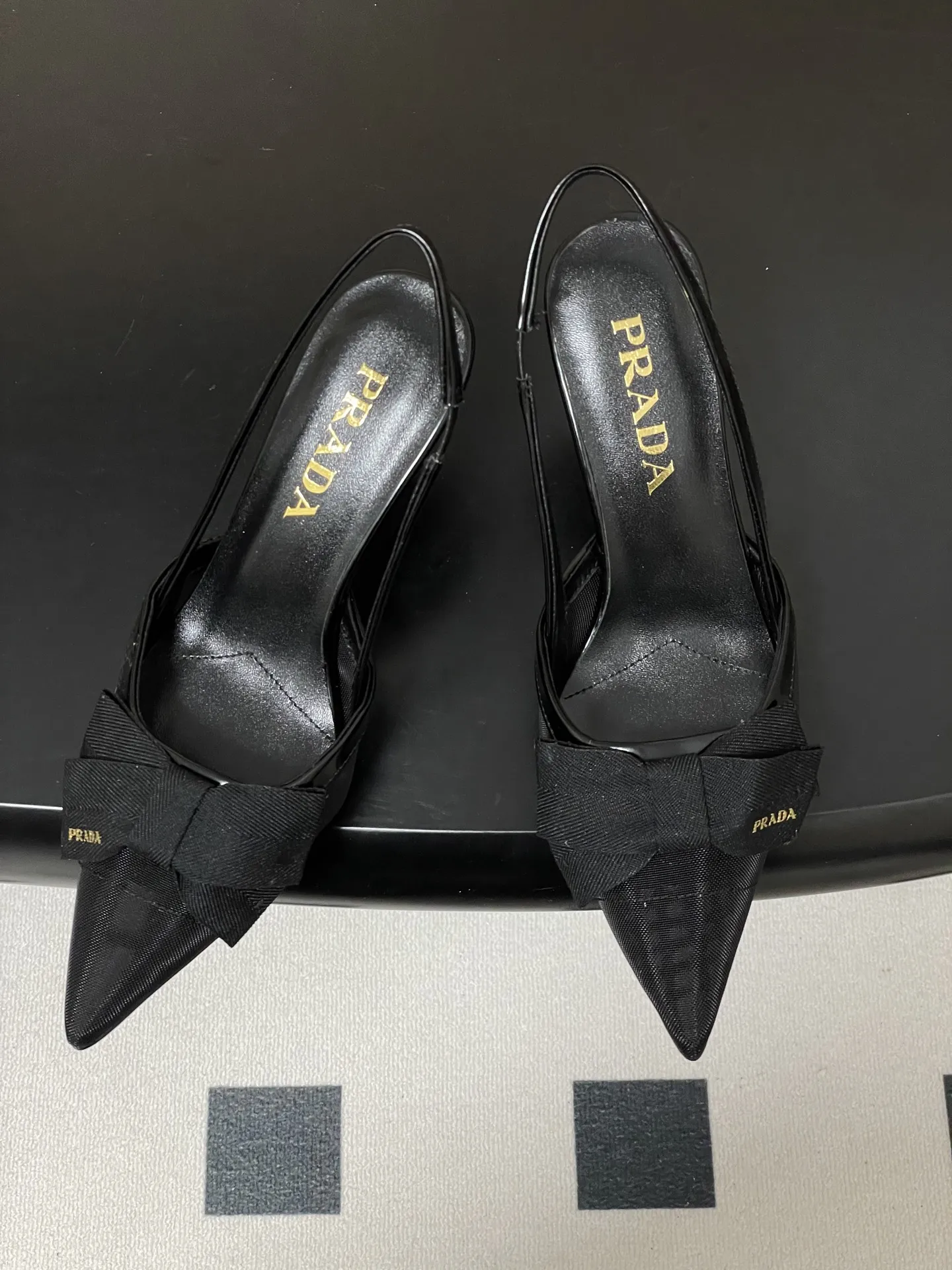 p260- 26Fw春夏新款Prada普拉达 蝴蝶结尖头细高跟后空凉鞋网眼后饰带高跟鞋透气网面凉鞋 绝美尖头跟鞋 时尚界久违的极简之美 经典时尚配色 毫不费力的优雅风来袭 时髦 精致 绝美 包头尖头 外穿时尚气质简约新款日常拖鞋美出高级感拖鞋这款上脚超好而且可以拉长腿型. 这款蝴蝶结高跟鞋呈现柔美廓形,优雅的当代风格细节尽显活力。尖头露跟设计,搭配几何形鞋跟和皮革三角形徽标,轻薄填充塑造三维效果,彰显摩登气息。 鞋面:原版定制网纱 内里垫脚:羊皮 跟高:7.5cm 鞋底:意大利真皮大底 码数:35-39(34.40.41定做不退换)