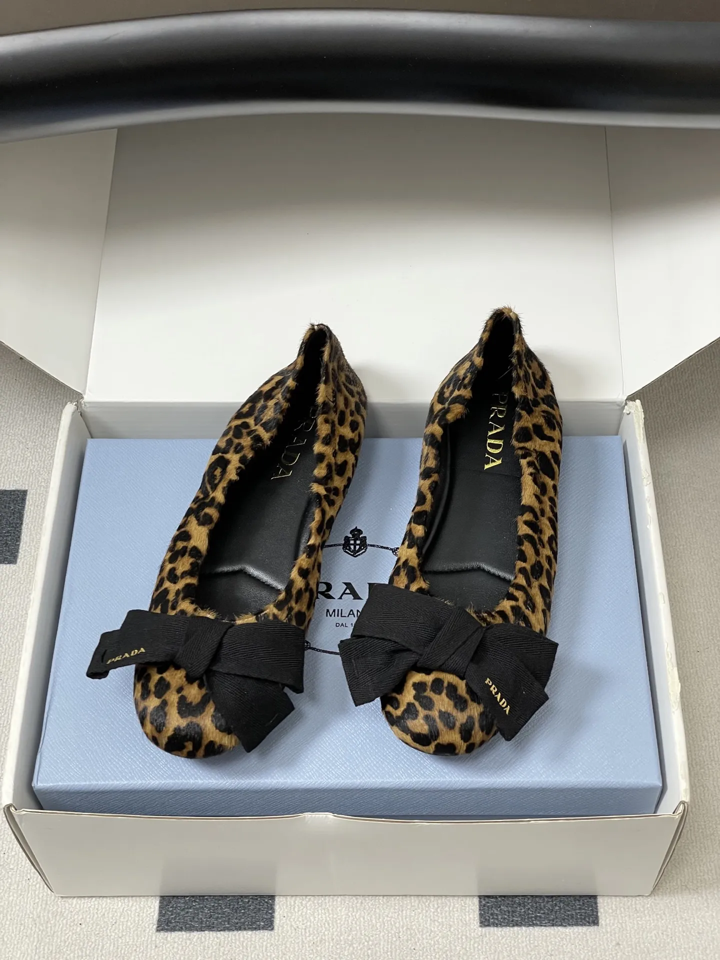 p310-顶级品质（配高档飞机盒✈️） 26Ss早春新款Prada普拉达 法式大蝴蝶结芭蕾舞鞋褶皱玛丽珍单鞋超软超舒服平底船鞋 这款蝴蝶结芭蕾舞鞋，柔软细腻，黑色蝴蝶结点缀，法式优雅复古感满满。鞋型贴合脚部，松紧口设计，穿着舒适不勒脚，适合长时间行走。金色光泽在光线下超吸睛，无论裙装还是裤装都能轻松驾驭，日常或正式场合都很出彩。鞋底轻便，兼具美观与实用，是芭蕾舞鞋爱好者的理想选择！鞋面的褶皱设计很软乎，踩上去像踩在云朵上，暴走一天也不累脚，配裤子慵懒松弛，配裙子又成了甜系公主，一鞋多搭太香了～ 5毫米一体式鞋底，饰有热压徽标 鞋面：定制羊皮/羊猄皮/马毛/皱羊漆皮 内里垫脚：羊皮 鞋底：原版开模橡胶大底 码数：35-39（40.41定做不退换）