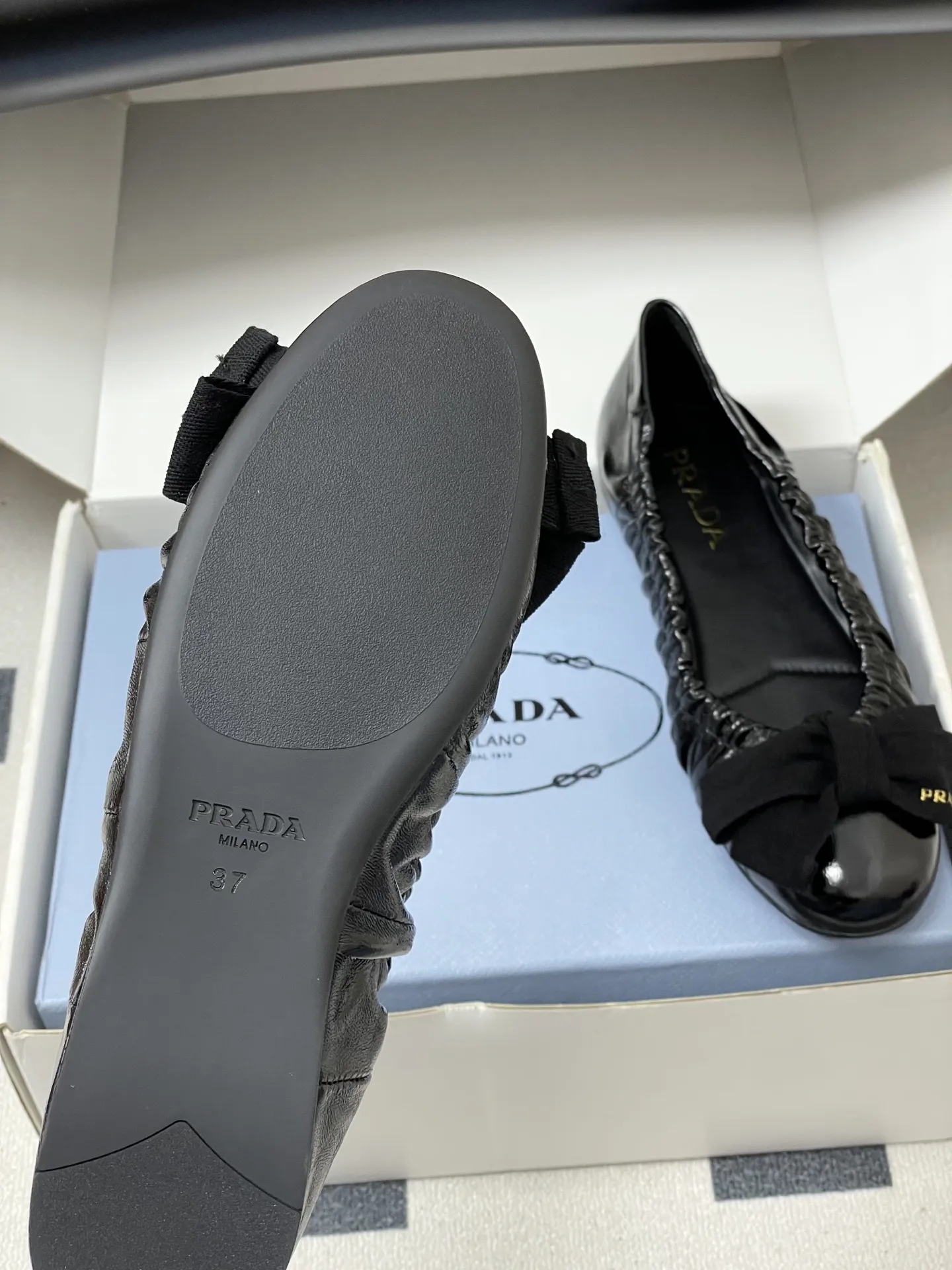 p310-顶级品质（配高档飞机盒✈️） 26Ss早春新款Prada普拉达 法式大蝴蝶结芭蕾舞鞋褶皱玛丽珍单鞋超软超舒服平底船鞋 这款蝴蝶结芭蕾舞鞋，柔软细腻，黑色蝴蝶结点缀，法式优雅复古感满满。鞋型贴合脚部，松紧口设计，穿着舒适不勒脚，适合长时间行走。金色光泽在光线下超吸睛，无论裙装还是裤装都能轻松驾驭，日常或正式场合都很出彩。鞋底轻便，兼具美观与实用，是芭蕾舞鞋爱好者的理想选择！鞋面的褶皱设计很软乎，踩上去像踩在云朵上，暴走一天也不累脚，配裤子慵懒松弛，配裙子又成了甜系公主，一鞋多搭太香了～ 5毫米一体式鞋底，饰有热压徽标 鞋面：定制羊皮/羊猄皮/马毛/皱羊漆皮 内里垫脚：羊皮 鞋底：原版开模橡胶大底 码数：35-39（40.41定做不退换）