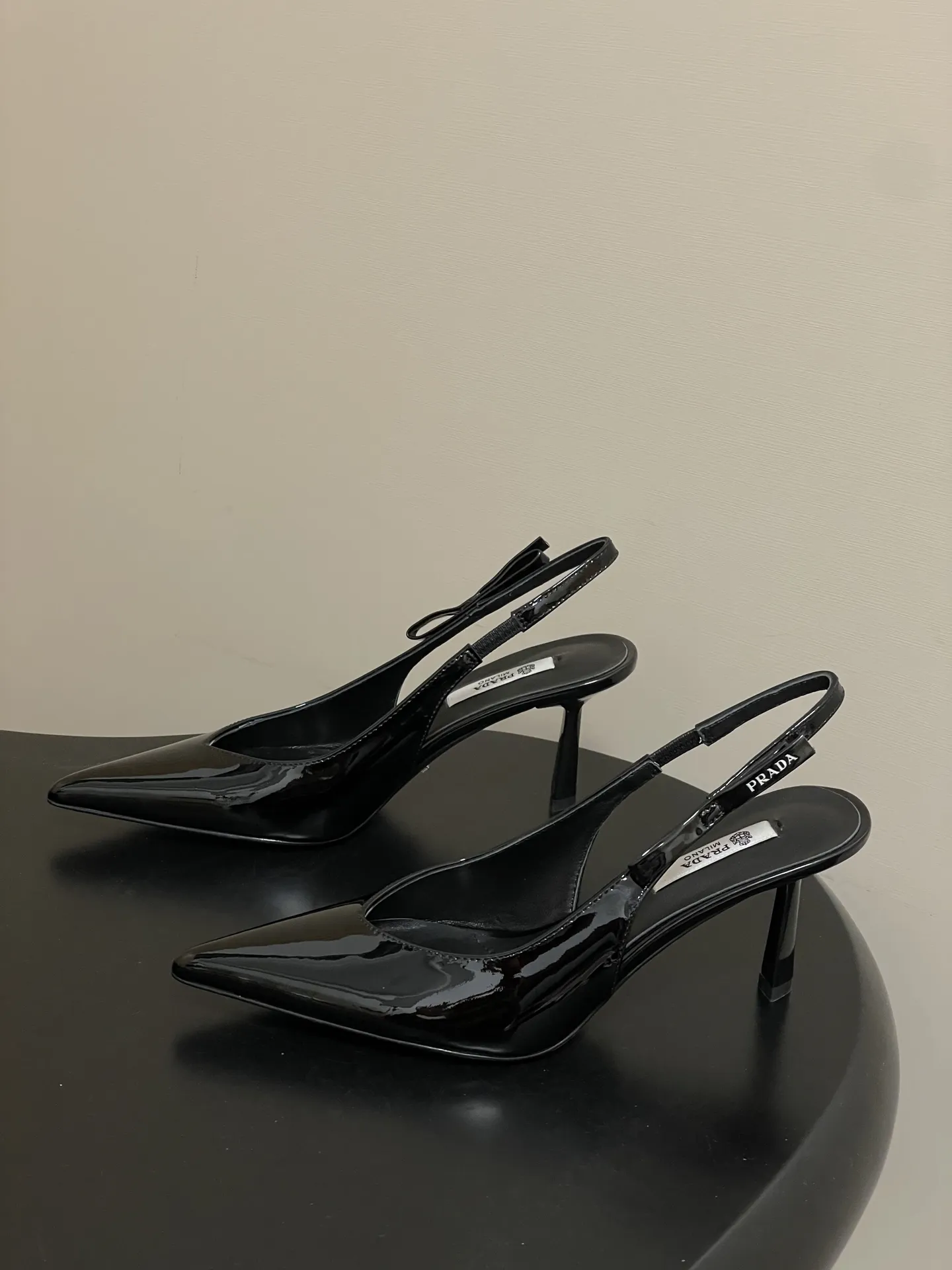 p300-顶级品质（配高档飞机盒✈️） 26Ss春夏新款Prada 普拉达最新走秀款尖头蝴蝶结高跟鞋 复古老钱风露跟凉鞋 时尚界久违的极简之美 时髦又精致 日常穿出高级感 强烈的线条和大胆的细节将象征女性魅力的高跟鞋转变为独特而非传统的设计。尖头廓形采用牛皮革，具有明显的缝线和故意未完成的原始切割边缘。精致的细高跟完美呈现出此款鞋履的多面风格。 选用优质皮革材质，质感高级，呈现出复古又摩登的质感，工艺精细，体现品牌高端品质。细高跟设计，提升穿着者气场，同时保持了较好的稳定性，适合日常通勤或特殊场合穿着。 鞋面：牛漆皮/小羊皮/马毛 内里垫脚：羊皮 鞋底：意大利真皮大底 跟高：7.5cm 码数：35-39（40.41定做不退换）