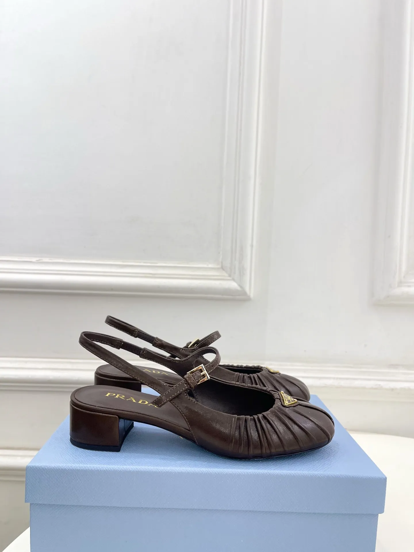 PRADA 普拉达 26𝐬𝐬 🌈2026早春新款 专柜走秀款 经典三角标褶皱玛丽珍后空凉鞋系列〰 ◽鞋面:高定制羊皮 ◽️ 内里:进口水染羊皮 ◽大底:原版进口真皮大底 ◽️ 跟高:3.5cm ◽鞋码: 35-39(40、41定做不退换) ◽出厂价:💰310(下单注明:飞机盒➕10)