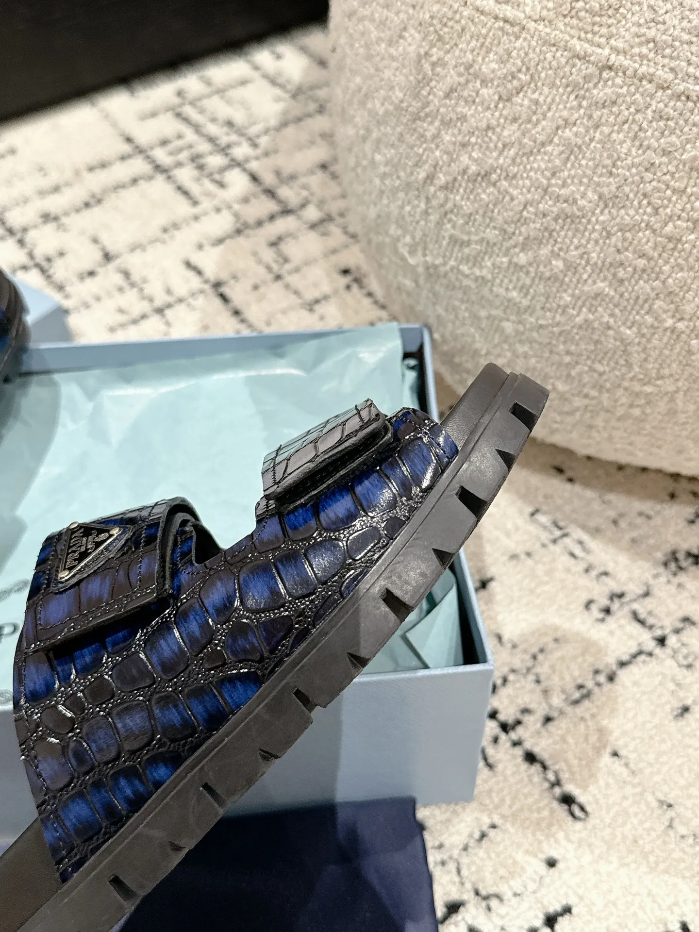 💰230男+10 #情侣款 Prada 普拉达 24/新款牛皮厚底拖鞋 Prada这款厚底拖鞋今年非常🔥爆，穿上（增高）休闲两不误，清爽的表现足以表达对鞋子的个个细节的把控。 ✔️面料：进口牛皮 ✔️内里：牛皮 ✔️码数：35-45（女40男45订做不退换）