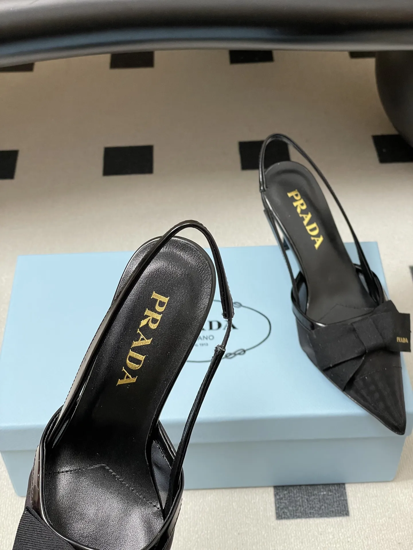 p260- 26Fw春夏新款Prada普拉达 蝴蝶结尖头细高跟后空凉鞋网眼后饰带高跟鞋透气网面凉鞋 绝美尖头跟鞋 时尚界久违的极简之美 经典时尚配色 毫不费力的优雅风来袭 时髦 精致 绝美 包头尖头 外穿时尚气质简约新款日常拖鞋美出高级感拖鞋这款上脚超好而且可以拉长腿型. 这款蝴蝶结高跟鞋呈现柔美廓形,优雅的当代风格细节尽显活力。尖头露跟设计,搭配几何形鞋跟和皮革三角形徽标,轻薄填充塑造三维效果,彰显摩登气息。 鞋面:原版定制网纱 内里垫脚:羊皮 跟高:7.5cm 鞋底:意大利真皮大底 码数:35-39(34.40.41定做不退换)