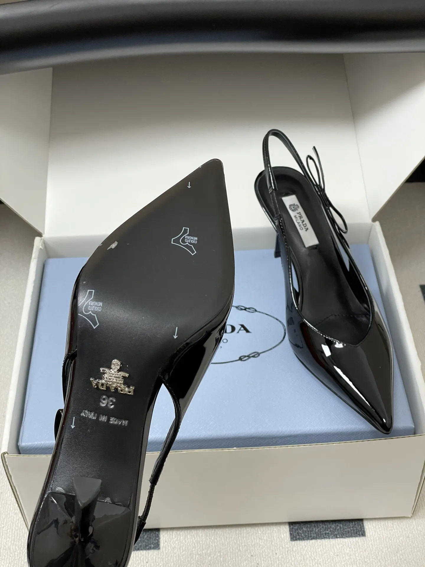 p300-顶级品质（配高档飞机盒✈️） 26Ss春夏新款Prada 普拉达最新走秀款尖头蝴蝶结高跟鞋 复古老钱风露跟凉鞋 时尚界久违的极简之美 时髦又精致 日常穿出高级感 强烈的线条和大胆的细节将象征女性魅力的高跟鞋转变为独特而非传统的设计。尖头廓形采用牛皮革，具有明显的缝线和故意未完成的原始切割边缘。精致的细高跟完美呈现出此款鞋履的多面风格。 选用优质皮革材质，质感高级，呈现出复古又摩登的质感，工艺精细，体现品牌高端品质。细高跟设计，提升穿着者气场，同时保持了较好的稳定性，适合日常通勤或特殊场合穿着。 鞋面：牛漆皮/小羊皮/马毛 内里垫脚：羊皮 鞋底：意大利真皮大底 跟高：7.5cm 码数：35-39（40.41定做不退换）