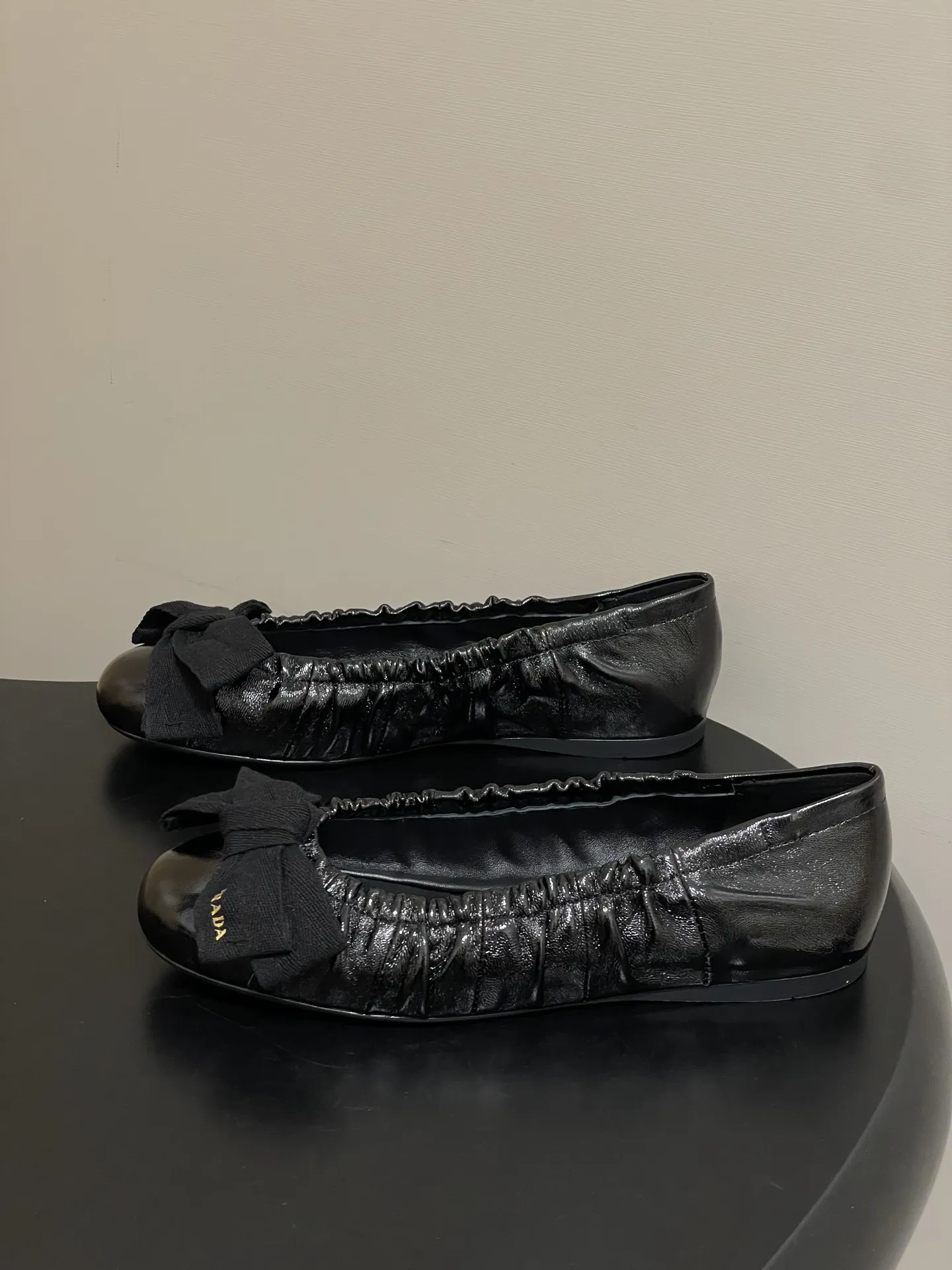 p310-顶级品质(配高档飞机盒✈️) 26Ss早春新款Prada普拉达 法式大蝴蝶结芭蕾舞鞋褶皱玛丽珍单鞋超软超舒服平底船鞋 这款蝴蝶结芭蕾舞鞋,柔软细腻,黑色蝴蝶结点缀,法式优雅复古感满满。鞋型贴合脚部,松紧口设计,穿着舒适不勒脚,适合长时间行走。金色光泽在光线下超吸睛,无论裙装还是裤装都能轻松驾驭,日常或正式场合都很出彩。鞋底轻便,兼具美观与实用,是芭蕾舞鞋爱好者的理想选择!鞋面的褶皱设计很软乎,踩上去像踩在云朵上,暴走一天也不累脚,配裤子慵懒松弛,配裙子又成了甜系公主,一鞋多搭太香了~ 5毫米一体式鞋底,饰有热压徽标 鞋面:定制羊皮/羊猄皮/马毛/皱羊漆皮 内里垫脚:羊皮 鞋底:原版开模橡胶大底 码数:35-39(40.41定做不退换)