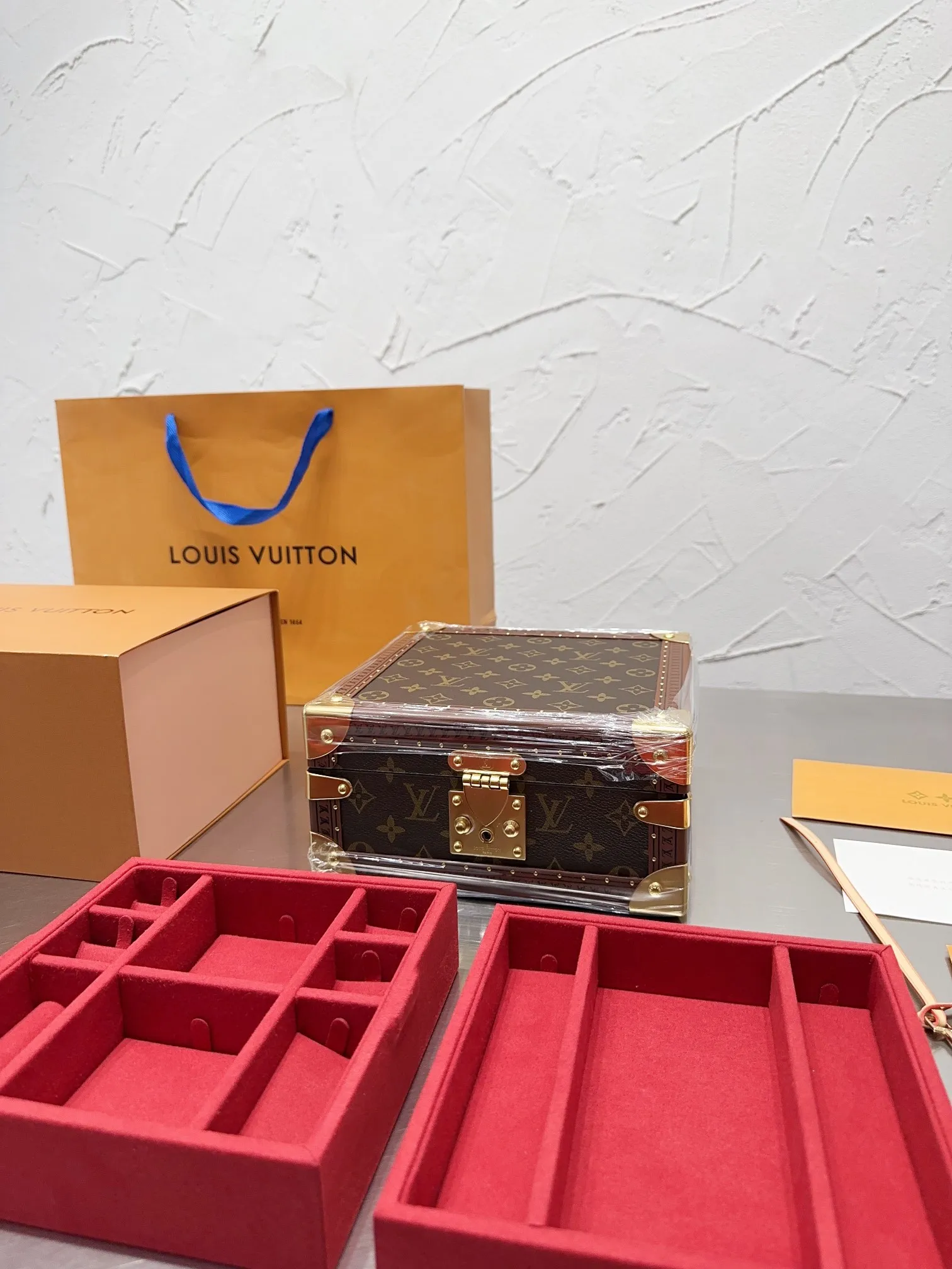 p540 种草| LV VOLT珠宝系列 不得不说，这次由路易威登珠宝艺术总监Francesca全力打造的LVVOLT系列突破了以往珠宝系列仅为女性客户设计的框架，这次的VOLT给人感觉真的又摩登又刚 还有这个粉色的首饰盒，摆在家里瞬间提升品味，功能与颜值俱佳，简直太爱了国