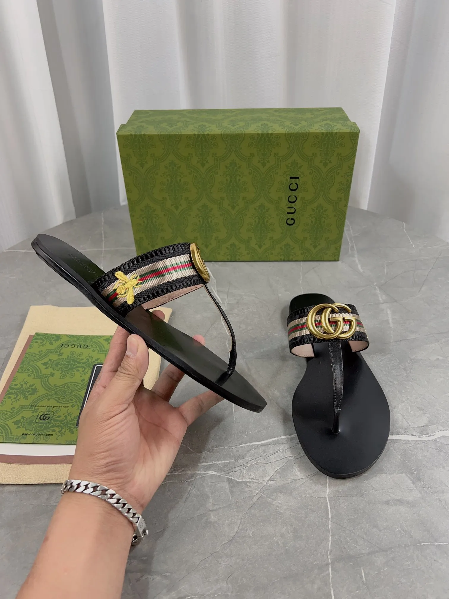 特批：💰💰130 升级版【Gucci】古琦双G扣织带方头平底拖鞋，贸易公司订单，面料小牛皮，内里羊皮👮小蜜蜂大底超好看实物比鞋子好看1⃣0⃣0⃣倍[呲牙]Gucc早春经典爆款T字平底夹脚人字拖鞋🌼专柜原版复刻1:1制作，G家标志性进口牛皮鞋面搭配原版五金双G金属装饰，实物要比照片好看1⃣百倍，内里采用丝滑山羊皮💦夏季必备凉拖鞋，真正的独家开大底，拒绝敷衍。现货现货正码35-42(43 44 45定做，满足一切需求[偷笑])