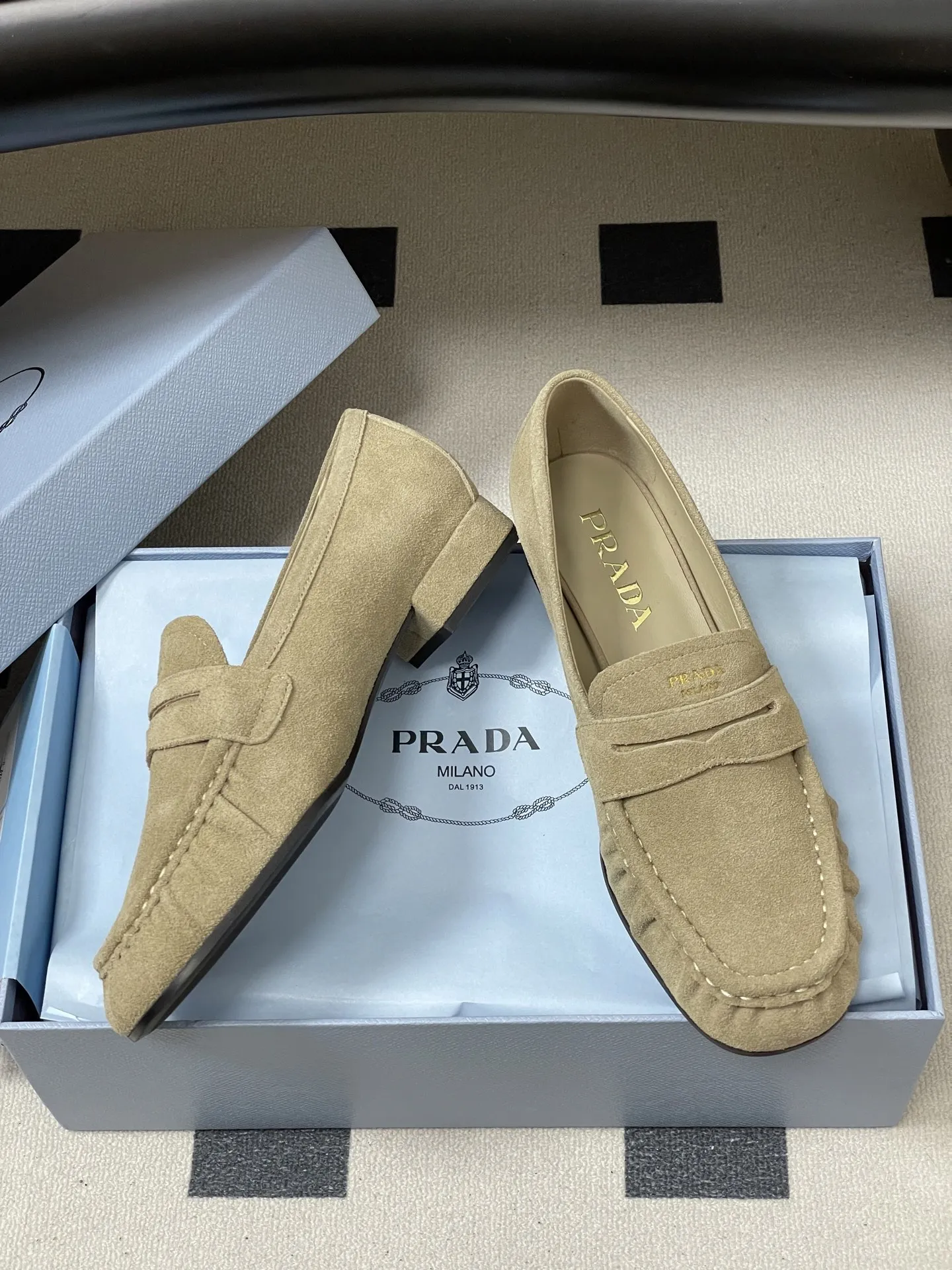 p310- 26Fw早春新款 Prada普拉达 褶皱一脚蹬乐福鞋老钱风麂皮单鞋 这款褶饰乐福鞋,选用优质皮革,柔软又耐用,鞋面褶皱设计超有辨识度!经典圆头+平底,日常通勤,休闲都能轻松驾驭。内衬和鞋垫都有PRADA标志,细节满分,低调又高级。百搭属性,无论牛仔裤还是裙装都能轻松hold住,是实用与时尚兼具的必备单品! 鞋面:油蜡小牛皮/高丝光牛反绒 内里垫脚:羊皮 鞋底:开模橡胶大底 码数:35-39(40.41定做不退换)