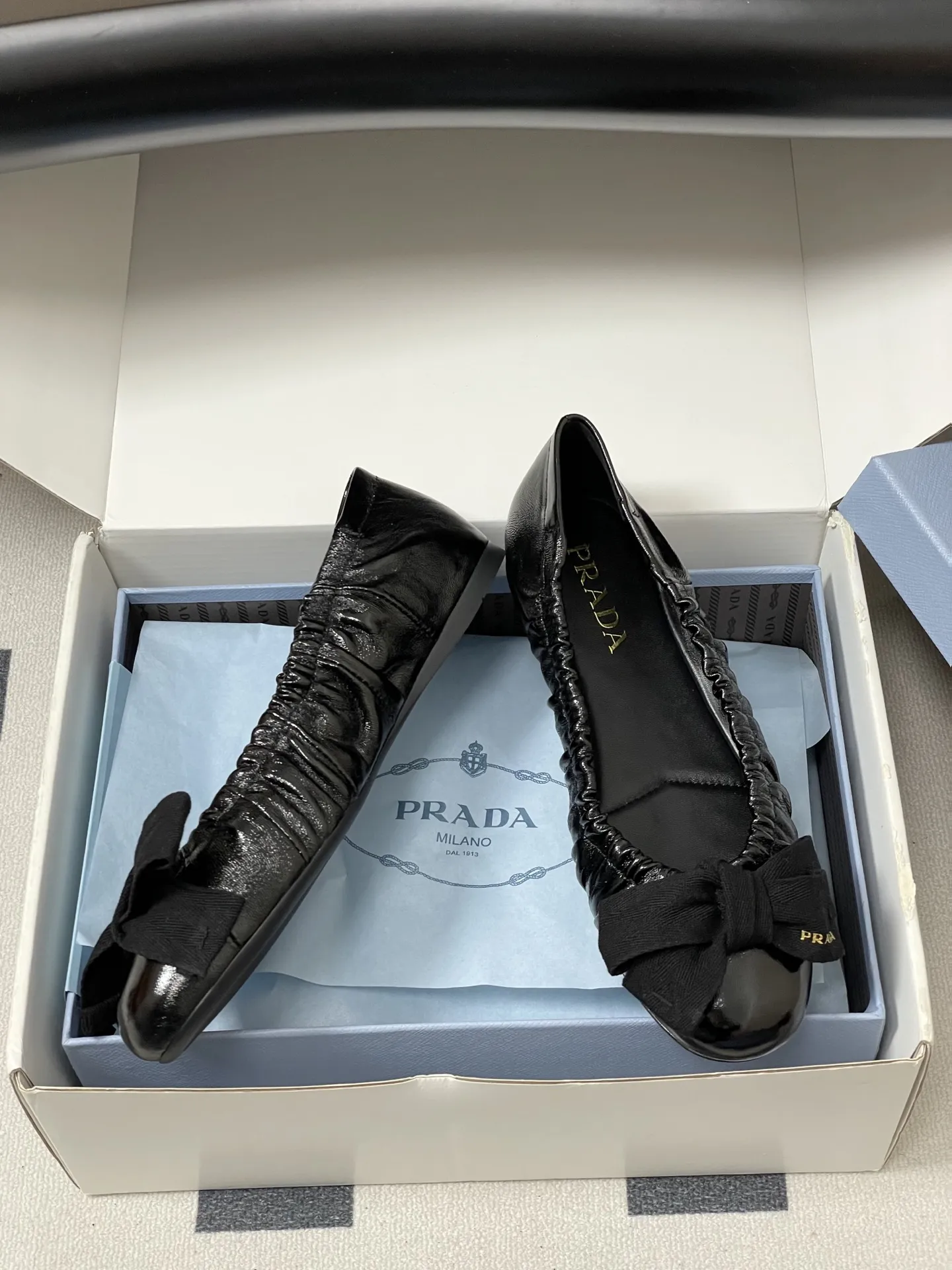 p310-顶级品质（配高档飞机盒✈️） 26Ss早春新款Prada普拉达 法式大蝴蝶结芭蕾舞鞋褶皱玛丽珍单鞋超软超舒服平底船鞋 这款蝴蝶结芭蕾舞鞋，柔软细腻，黑色蝴蝶结点缀，法式优雅复古感满满。鞋型贴合脚部，松紧口设计，穿着舒适不勒脚，适合长时间行走。金色光泽在光线下超吸睛，无论裙装还是裤装都能轻松驾驭，日常或正式场合都很出彩。鞋底轻便，兼具美观与实用，是芭蕾舞鞋爱好者的理想选择！鞋面的褶皱设计很软乎，踩上去像踩在云朵上，暴走一天也不累脚，配裤子慵懒松弛，配裙子又成了甜系公主，一鞋多搭太香了～ 5毫米一体式鞋底，饰有热压徽标 鞋面：定制羊皮/羊猄皮/马毛/皱羊漆皮 内里垫脚：羊皮 鞋底：原版开模橡胶大底 码数：35-39（40.41定做不退换）
