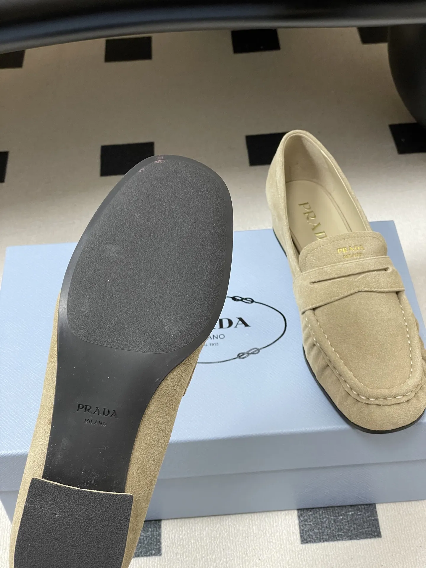 p310- 26Fw早春新款 Prada普拉达 褶皱一脚蹬乐福鞋老钱风麂皮单鞋 这款褶饰乐福鞋，选用优质皮革，柔软又耐用，鞋面褶皱设计超有辨识度!经典圆头+平底，日常通勤，休闲都能轻松驾驭。内衬和鞋垫都有PRADA标志，细节满分，低调又高级。百搭属性，无论牛仔裤还是裙装都能轻松hold住，是实用与时尚兼具的必备单品! 鞋面：油蜡小牛皮/高丝光牛反绒 内里垫脚：羊皮 鞋底：开模橡胶大底 码数：35-39（40.41定做不退换）