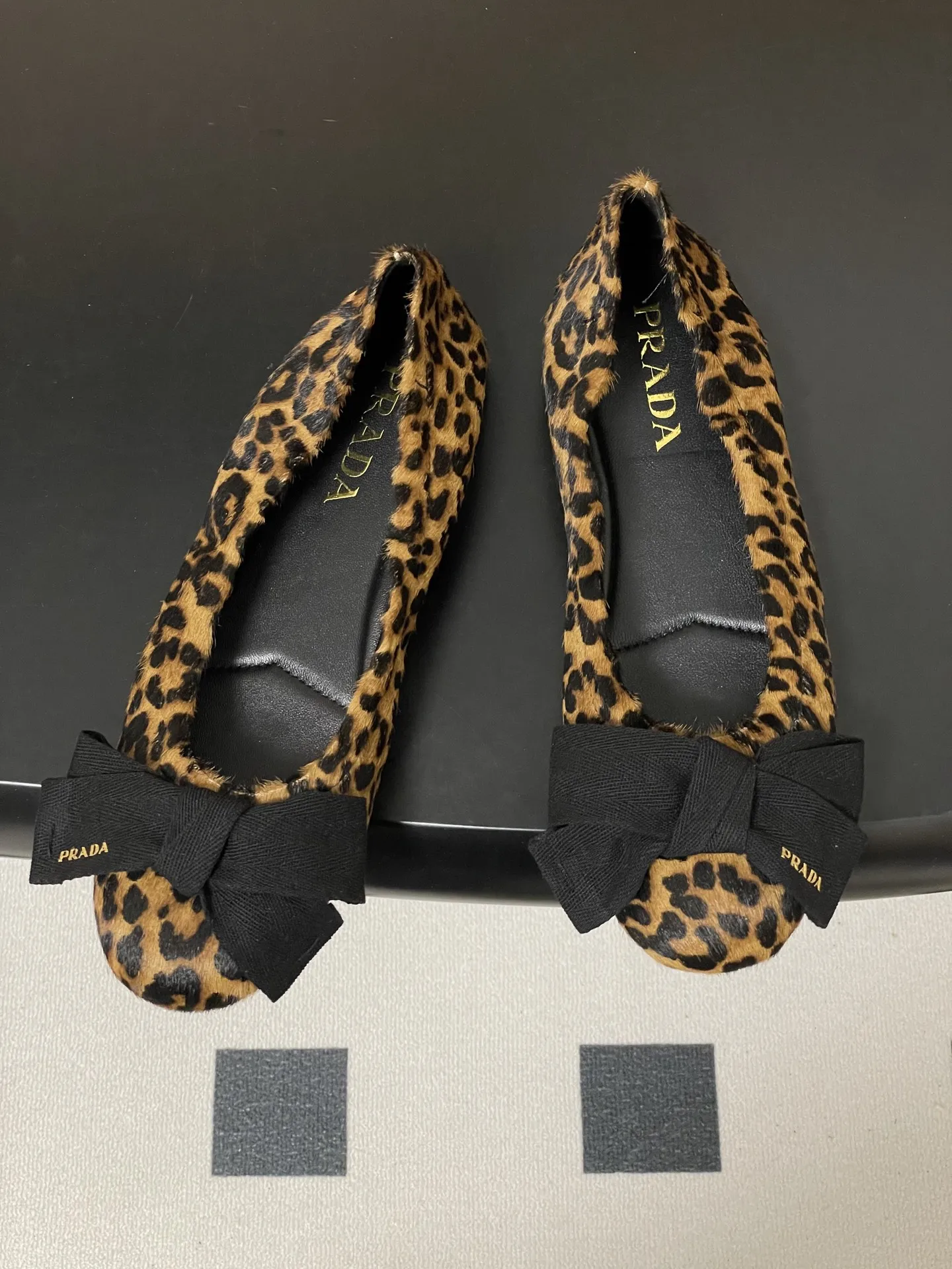 p310-顶级品质(配高档飞机盒✈️) 26Ss早春新款Prada普拉达 法式大蝴蝶结芭蕾舞鞋褶皱玛丽珍单鞋超软超舒服平底船鞋 这款蝴蝶结芭蕾舞鞋,柔软细腻,黑色蝴蝶结点缀,法式优雅复古感满满。鞋型贴合脚部,松紧口设计,穿着舒适不勒脚,适合长时间行走。金色光泽在光线下超吸睛,无论裙装还是裤装都能轻松驾驭,日常或正式场合都很出彩。鞋底轻便,兼具美观与实用,是芭蕾舞鞋爱好者的理想选择!鞋面的褶皱设计很软乎,踩上去像踩在云朵上,暴走一天也不累脚,配裤子慵懒松弛,配裙子又成了甜系公主,一鞋多搭太香了~ 5毫米一体式鞋底,饰有热压徽标 鞋面:定制羊皮/羊猄皮/马毛/皱羊漆皮 内里垫脚:羊皮 鞋底:原版开模橡胶大底 码数:35-39(40.41定做不退换)