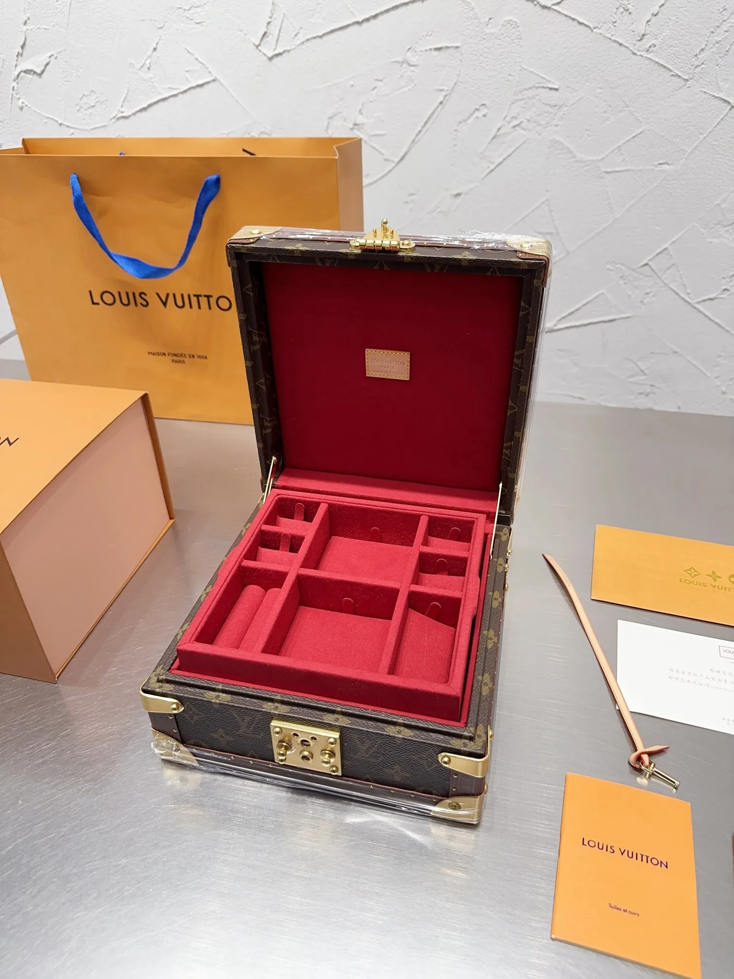 p540 种草| LV VOLT珠宝系列 不得不说，这次由路易威登珠宝艺术总监Francesca全力打造的LVVOLT系列突破了以往珠宝系列仅为女性客户设计的框架，这次的VOLT给人感觉真的又摩登又刚 还有这个粉色的首饰盒，摆在家里瞬间提升品味，功能与颜值俱佳，简直太爱了国