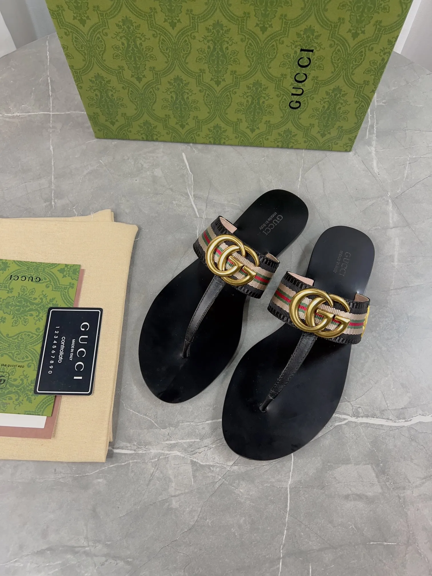 特批：💰💰130 升级版【Gucci】古琦双G扣织带方头平底拖鞋，贸易公司订单，面料小牛皮，内里羊皮👮小蜜蜂大底超好看实物比鞋子好看1⃣0⃣0⃣倍[呲牙]Gucc早春经典爆款T字平底夹脚人字拖鞋🌼专柜原版复刻1:1制作，G家标志性进口牛皮鞋面搭配原版五金双G金属装饰，实物要比照片好看1⃣百倍，内里采用丝滑山羊皮💦夏季必备凉拖鞋，真正的独家开大底，拒绝敷衍。现货现货正码35-42(43 44 45定做，满足一切需求[偷笑])