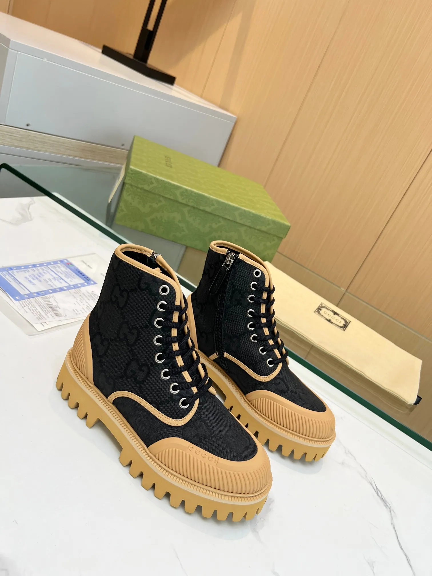 ❤️P250💰 男款+10 2023Gucci帆布裸靴鞋,一比一复刻。适合秋冬款。打造属于完美的风格炸街款又酷又飒 C位时髦穿搭 带复古加未来感经典鞋 超耐看。 原版倒模楦型,进口高端织针提花布呈现出精致质感!大底原版开模EVA发泡耐磨底+前后包头。上脚轻松舒适。 码数:女35-41 男39-46#