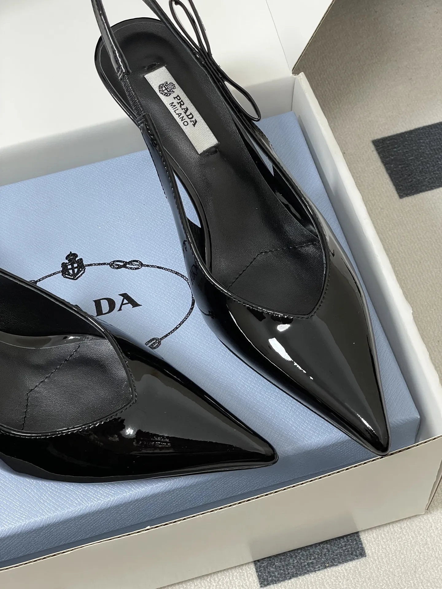 p300-顶级品质（配高档飞机盒✈️） 26Ss春夏新款Prada 普拉达最新走秀款尖头蝴蝶结高跟鞋 复古老钱风露跟凉鞋 时尚界久违的极简之美 时髦又精致 日常穿出高级感 强烈的线条和大胆的细节将象征女性魅力的高跟鞋转变为独特而非传统的设计。尖头廓形采用牛皮革，具有明显的缝线和故意未完成的原始切割边缘。精致的细高跟完美呈现出此款鞋履的多面风格。 选用优质皮革材质，质感高级，呈现出复古又摩登的质感，工艺精细，体现品牌高端品质。细高跟设计，提升穿着者气场，同时保持了较好的稳定性，适合日常通勤或特殊场合穿着。 鞋面：牛漆皮/小羊皮/马毛 内里垫脚：羊皮 鞋底：意大利真皮大底 跟高：7.5cm 码数：35-39（40.41定做不退换）