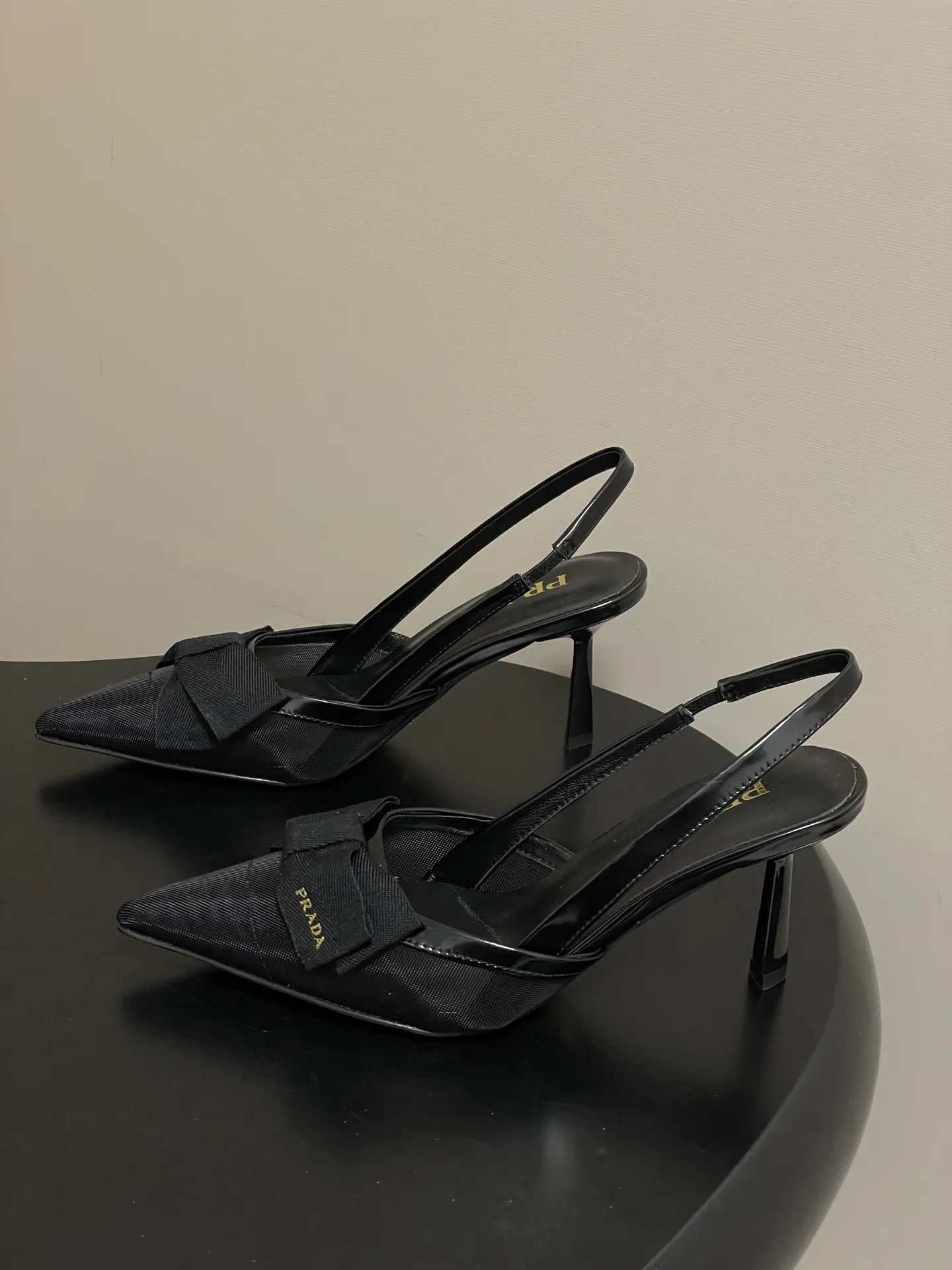 p260- 26Fw春夏新款Prada普拉达 蝴蝶结尖头细高跟后空凉鞋网眼后饰带高跟鞋透气网面凉鞋 绝美尖头跟鞋 时尚界久违的极简之美 经典时尚配色 毫不费力的优雅风来袭 时髦 精致 绝美 包头尖头 外穿时尚气质简约新款日常拖鞋美出高级感拖鞋这款上脚超好而且可以拉长腿型. 这款蝴蝶结高跟鞋呈现柔美廓形,优雅的当代风格细节尽显活力。尖头露跟设计,搭配几何形鞋跟和皮革三角形徽标,轻薄填充塑造三维效果,彰显摩登气息。 鞋面:原版定制网纱 内里垫脚:羊皮 跟高:7.5cm 鞋底:意大利真皮大底 码数:35-39(34.40.41定做不退换)