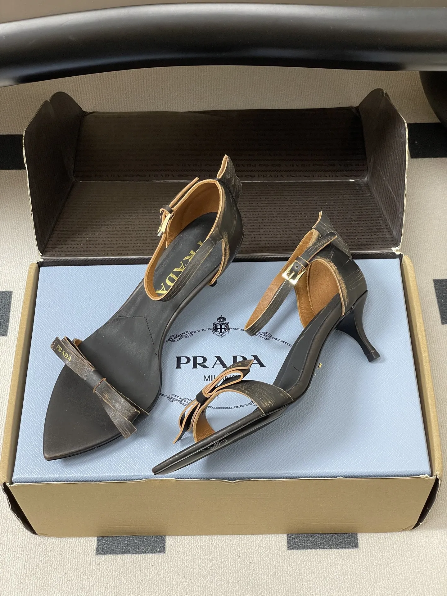 p340-顶级品质(配高档飞机盒✈️) 26Aw春夏新款Prada 普拉达走秀款尖头做旧蝴蝶结高跟凉鞋 复古老钱风露趾凉鞋 未来科技感满满 时尚界久违的极简之美 时髦又精致 日常穿出高级感 强烈的线条和大胆的细节将象征女性魅力的高跟鞋转变为独特而非传统的设计。尖头廓形采用做旧皮革,具有明显的缝线和故意未完成的原始切割边缘。精致的细高跟完美呈现出此款鞋履的多面风格。 选用优质皮革材质,质感高级,且有做旧效果的纹理,呈现出复古又摩登的质感,工艺精细,体现品牌高端品质。细高跟设计,提升穿着者气场,同时保持了较好的稳定性,适合日常通勤或特殊场合穿着。 鞋面:做旧小牛皮 内里垫脚:羊皮 鞋底:意大利注塑真皮大底 跟高:8.5cm/5.5cm 码数:35-39(40.41.42定做不退换)