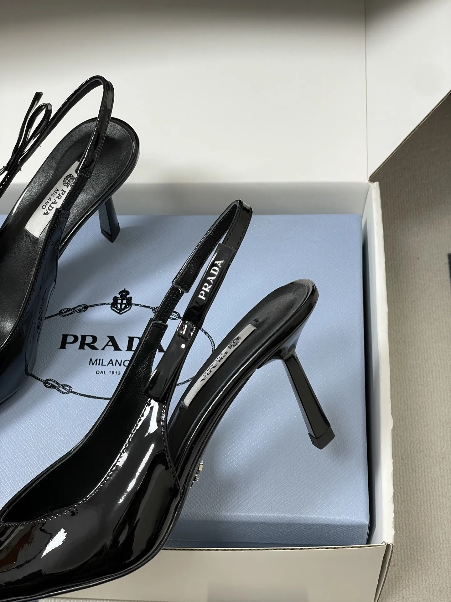 p300-顶级品质(配高档飞机盒✈️) 26Ss春夏新款Prada 普拉达最新走秀款尖头蝴蝶结高跟鞋 复古老钱风露跟凉鞋 时尚界久违的极简之美 时髦又精致 日常穿出高级感 强烈的线条和大胆的细节将象征女性魅力的高跟鞋转变为独特而非传统的设计。尖头廓形采用牛皮革,具有明显的缝线和故意未完成的原始切割边缘。精致的细高跟完美呈现出此款鞋履的多面风格。 选用优质皮革材质,质感高级,呈现出复古又摩登的质感,工艺精细,体现品牌高端品质。细高跟设计,提升穿着者气场,同时保持了较好的稳定性,适合日常通勤或特殊场合穿着。 鞋面:牛漆皮/小羊皮/马毛 内里垫脚:羊皮 鞋底:意大利真皮大底 跟高:7.5cm 码数:35-39(40.41定做不退换)