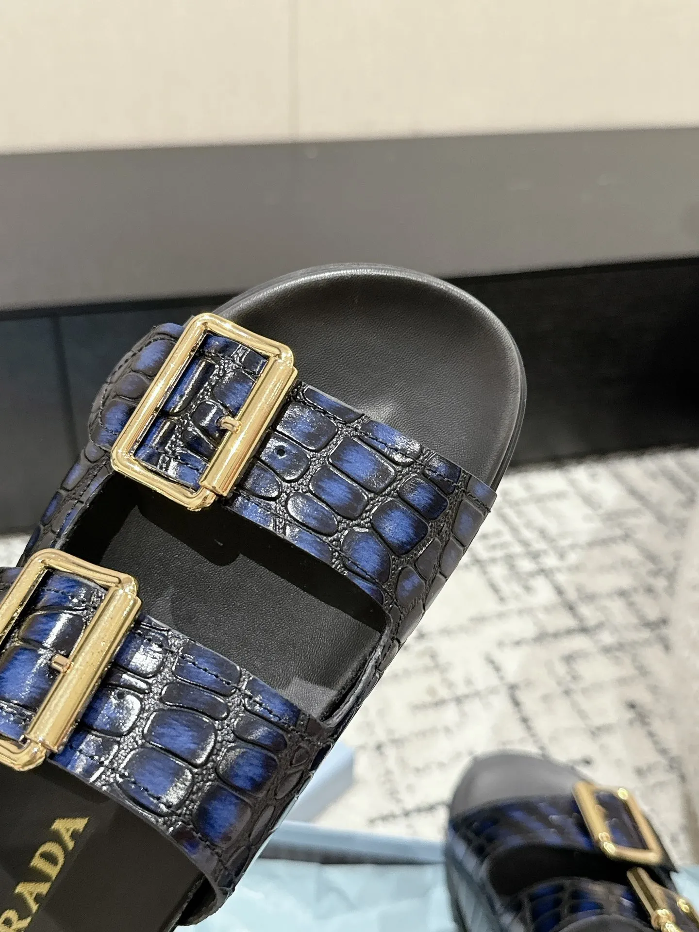 💰230男+10 #情侣款 Prada 普拉达 24/新款牛皮厚底拖鞋 Prada这款厚底拖鞋今年非常🔥爆，穿上（增高）休闲两不误，清爽的表现足以表达对鞋子的个个细节的把控。 ✔️面料：进口牛皮 ✔️内里：牛皮 ✔️码数：35-45（女40男45订做不退换）