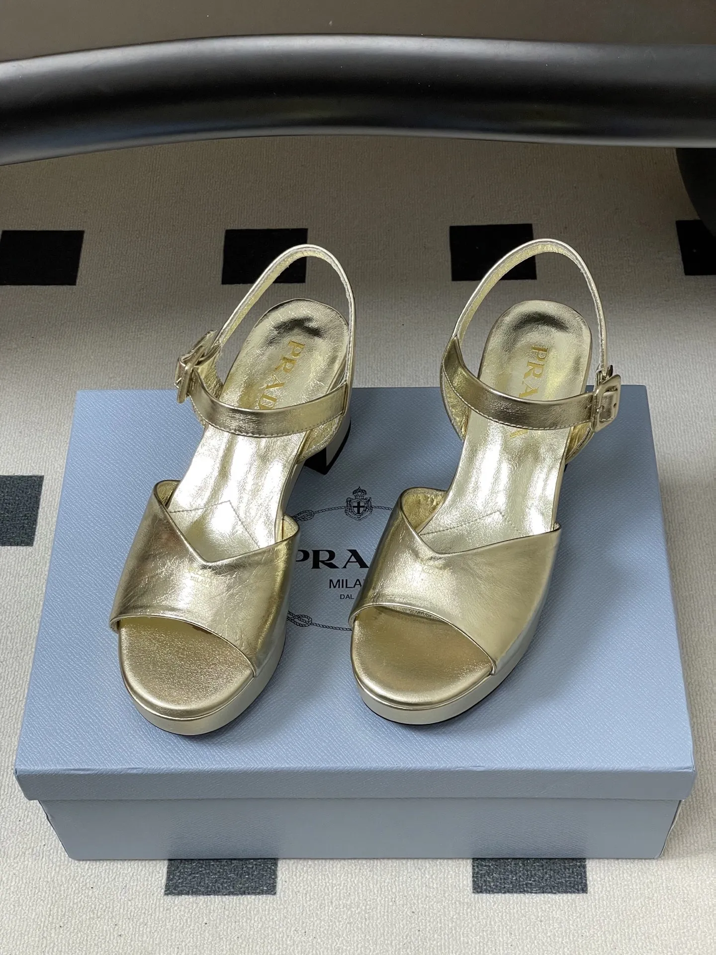 p310-顶级品质 26Aw春夏新款Prada 普拉达走秀款 鱼嘴露趾防水台高跟鞋复古老钱风露跟凉鞋 以90年代的复古凉鞋为灵感，鞋面采用交叉带设计，线条流畅利落，既修饰脚型又自带优雅氛围，是打造&ldquo;老钱风&rdquo;的核心单品。 露跟设计在保留优雅感的同时增添了轻盈与透气感，适配春夏季节或室内场合，也让复古鞋型更具实穿性。采用粗跟设计，在保证优雅感的同时提升了行走稳定性，解决了&ldquo;好看的鞋不好走&rdquo;的痛点。 鞋面：定制羊猄皮/贴膜羊皮 内里垫脚：羊皮 鞋底：意大利注塑真皮大底 跟高：8cm 码数：35-39（40.41.42定做不退换）