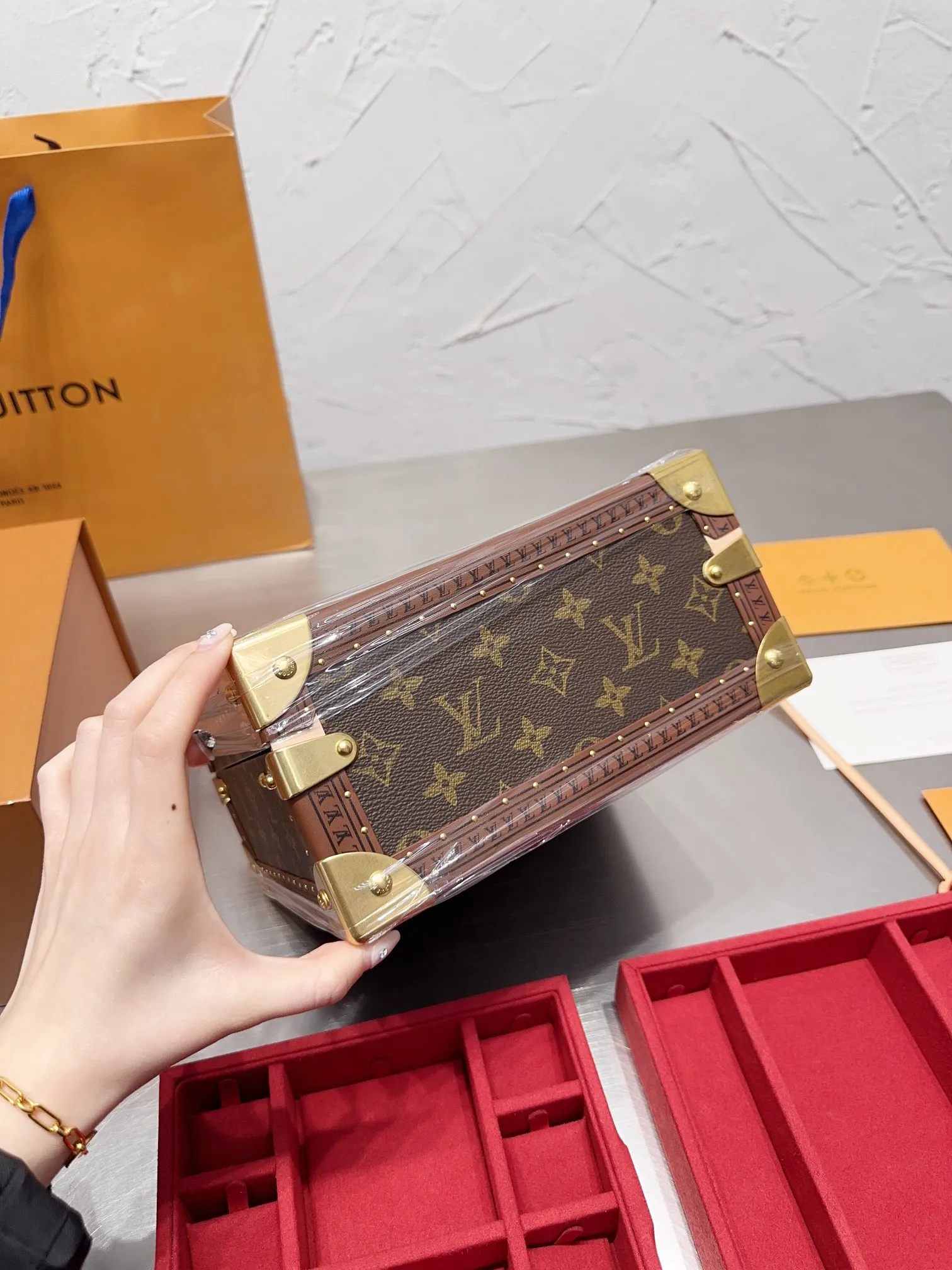 p540 种草| LV VOLT珠宝系列 不得不说，这次由路易威登珠宝艺术总监Francesca全力打造的LVVOLT系列突破了以往珠宝系列仅为女性客户设计的框架，这次的VOLT给人感觉真的又摩登又刚 还有这个粉色的首饰盒，摆在家里瞬间提升品味，功能与颜值俱佳，简直太爱了国